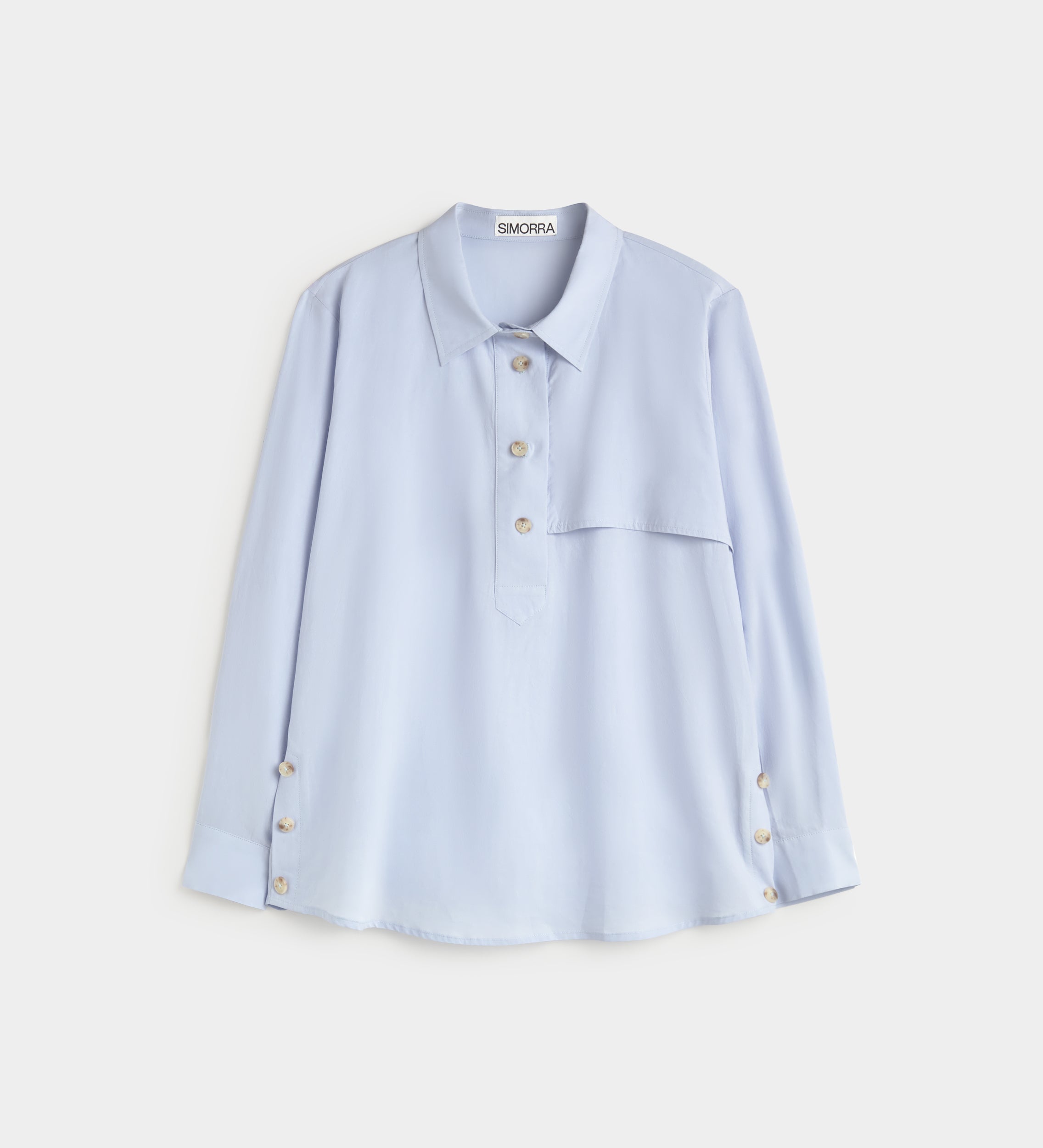 Fluid blouse with buttons