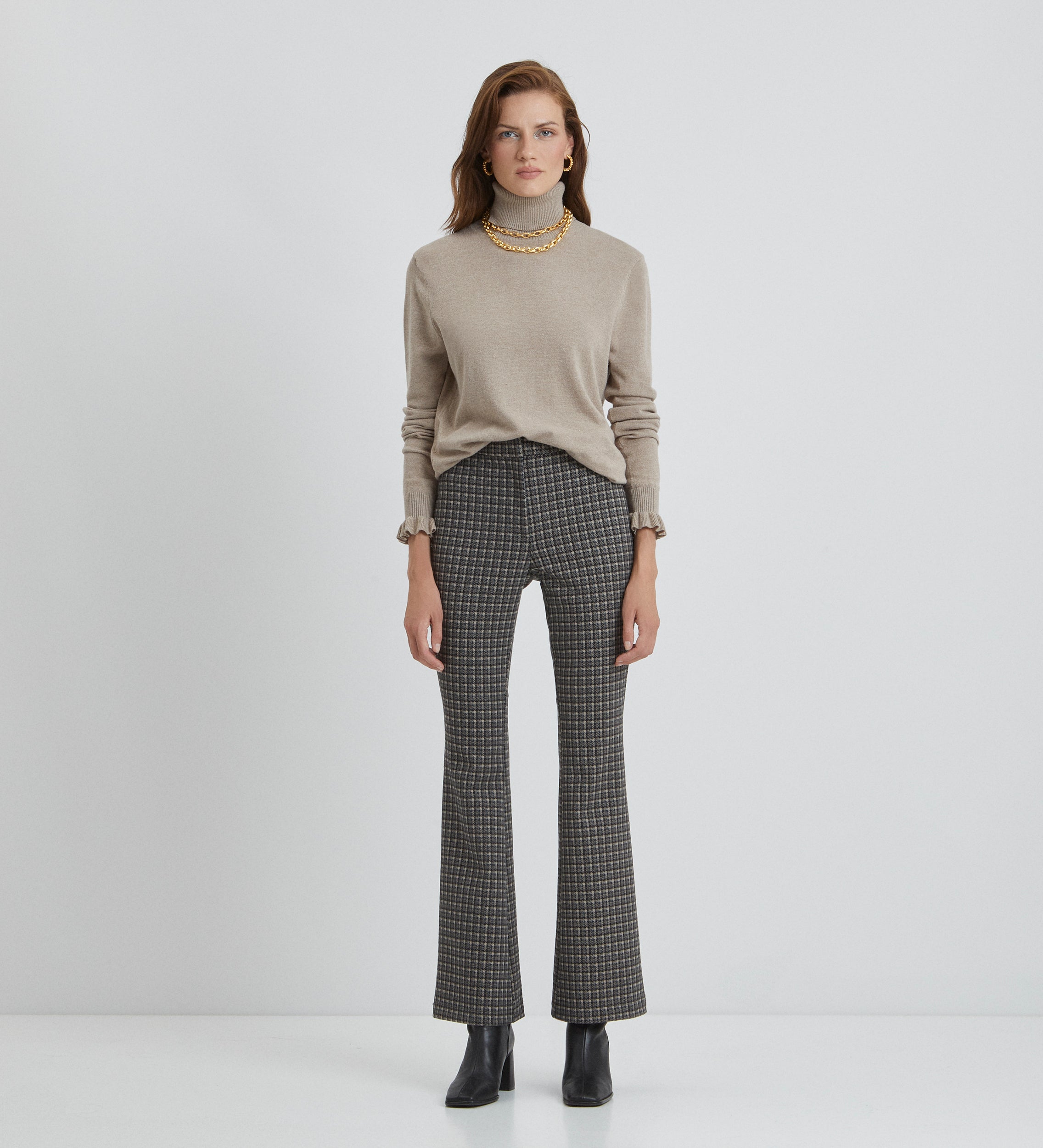 Flared elastic trousers