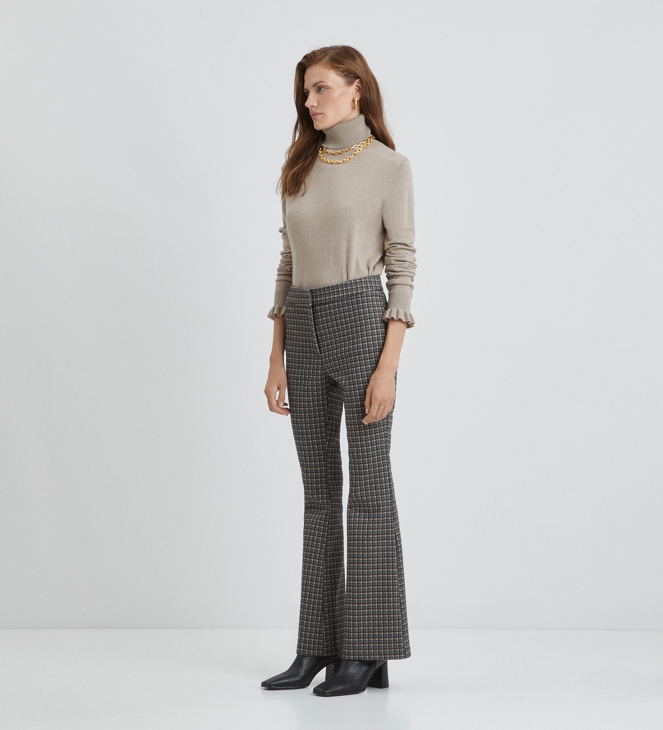 Flared elastic trousers
