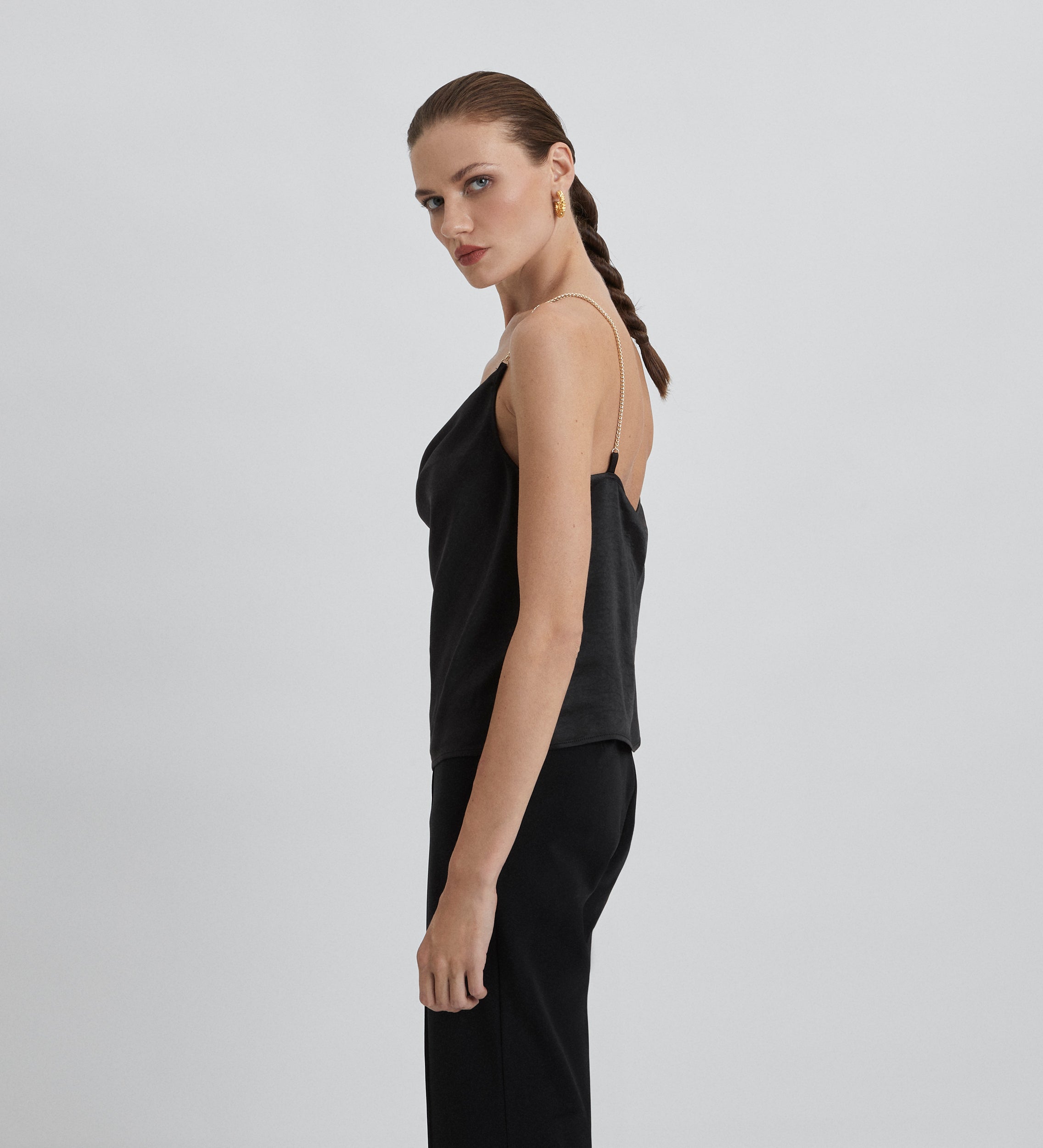 Top en satin avec bretelle bijou