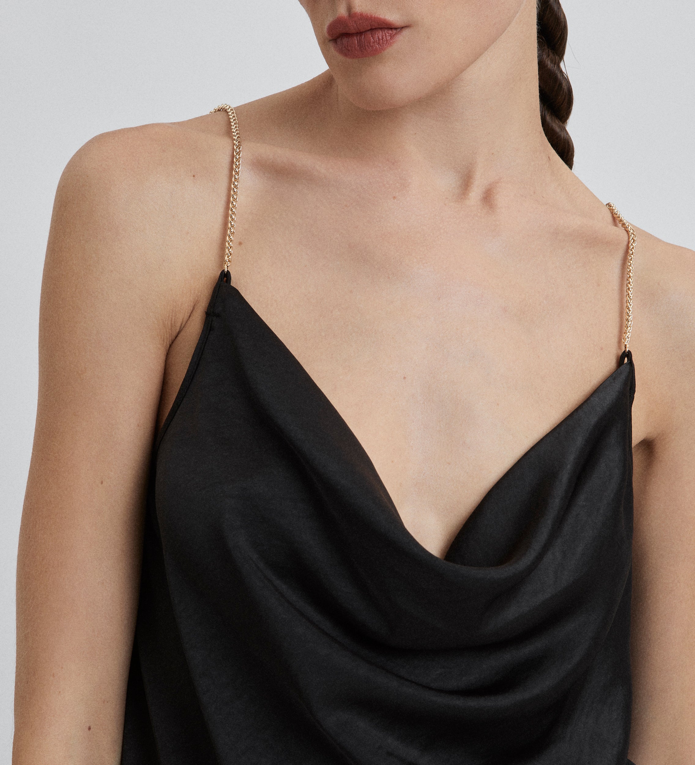 Top en satin avec bretelle bijou
