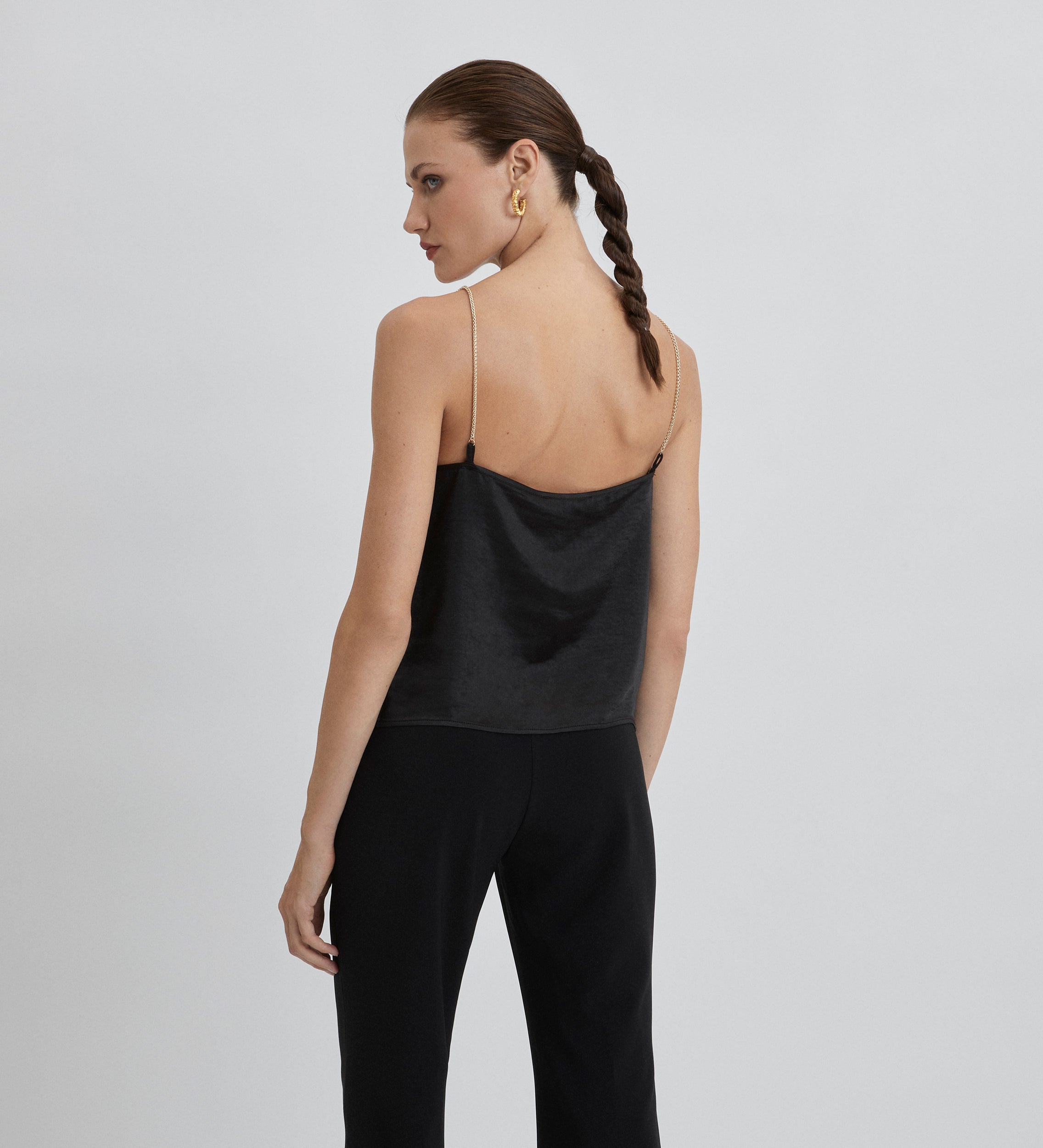 Top en satin avec bretelle bijou