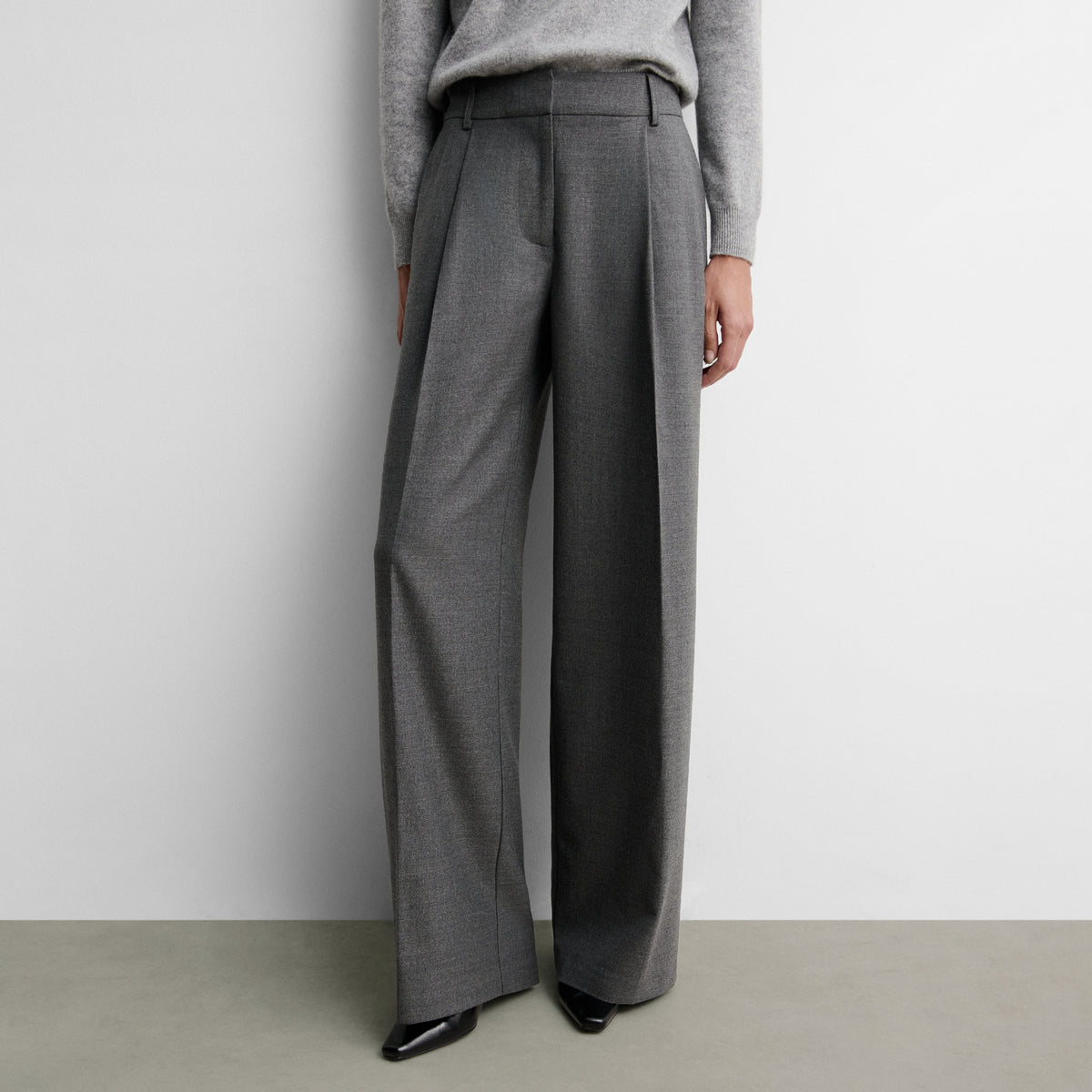 Wide pleated trousers