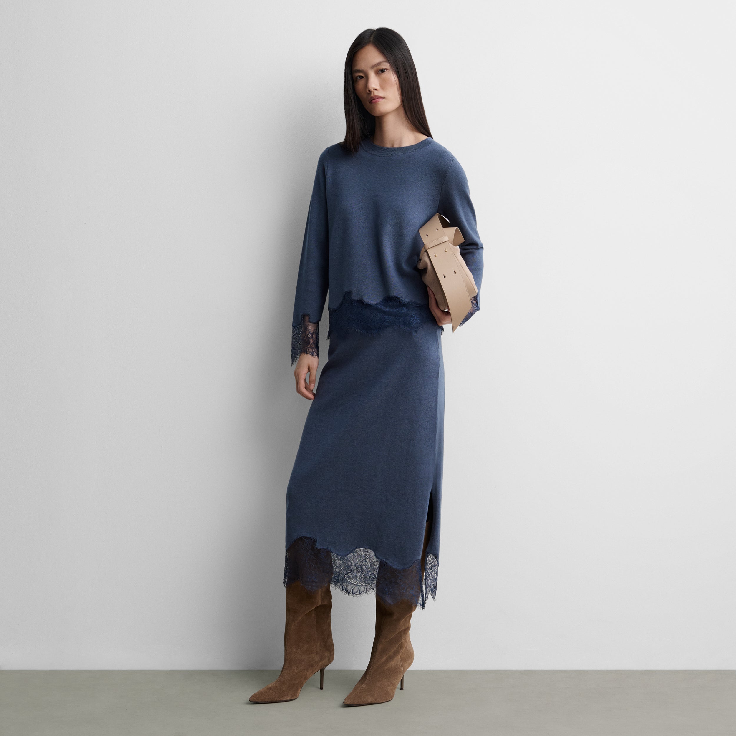 Knit skirt with lace trim
