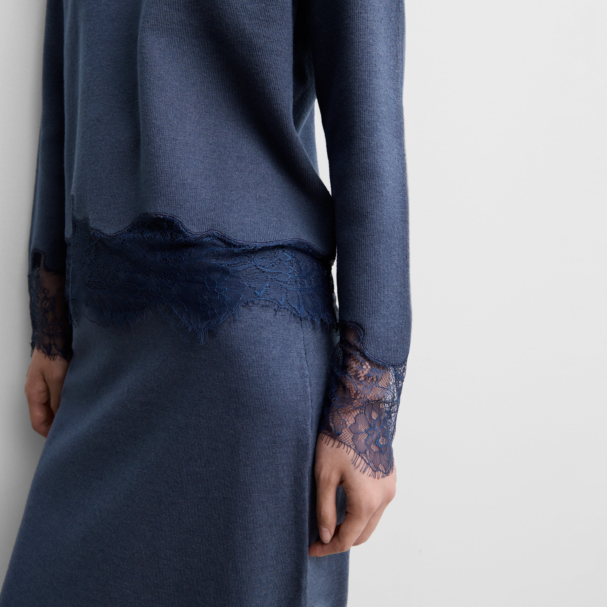 Knit skirt with lace trim