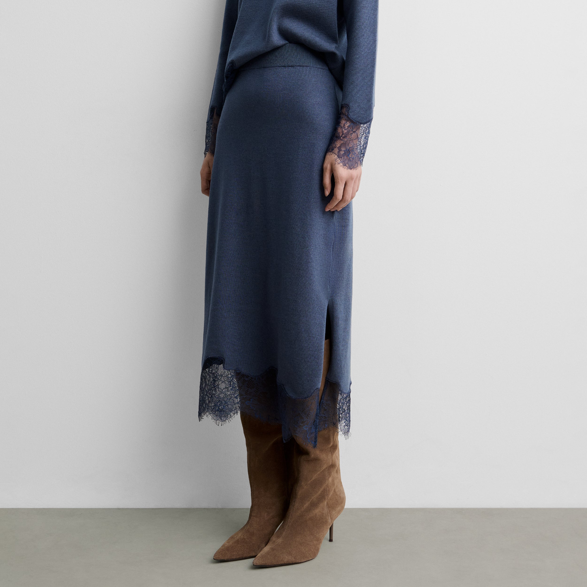 Knit skirt with lace trim