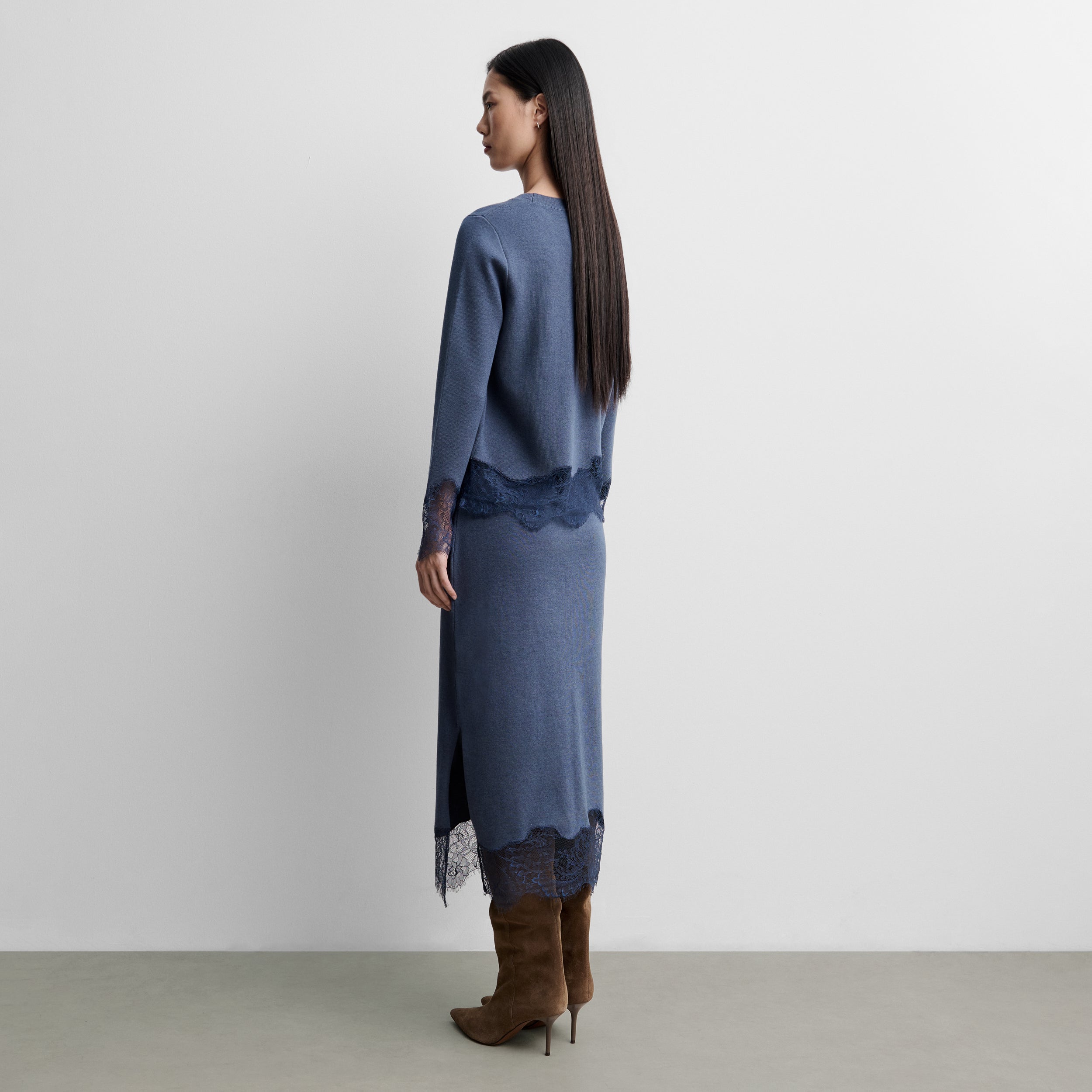 Knit skirt with lace trim