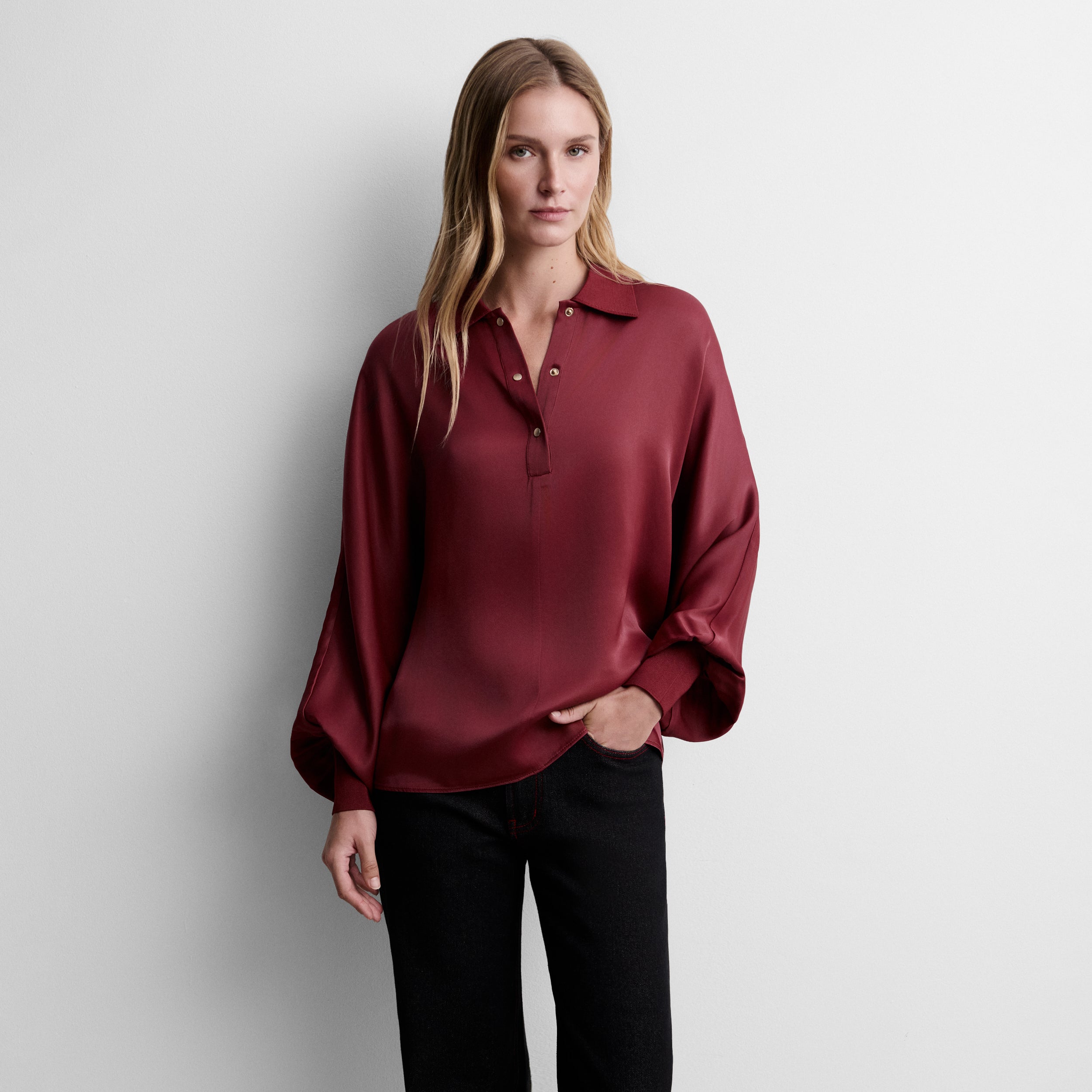 Blouse satinée à manches chauve-souris