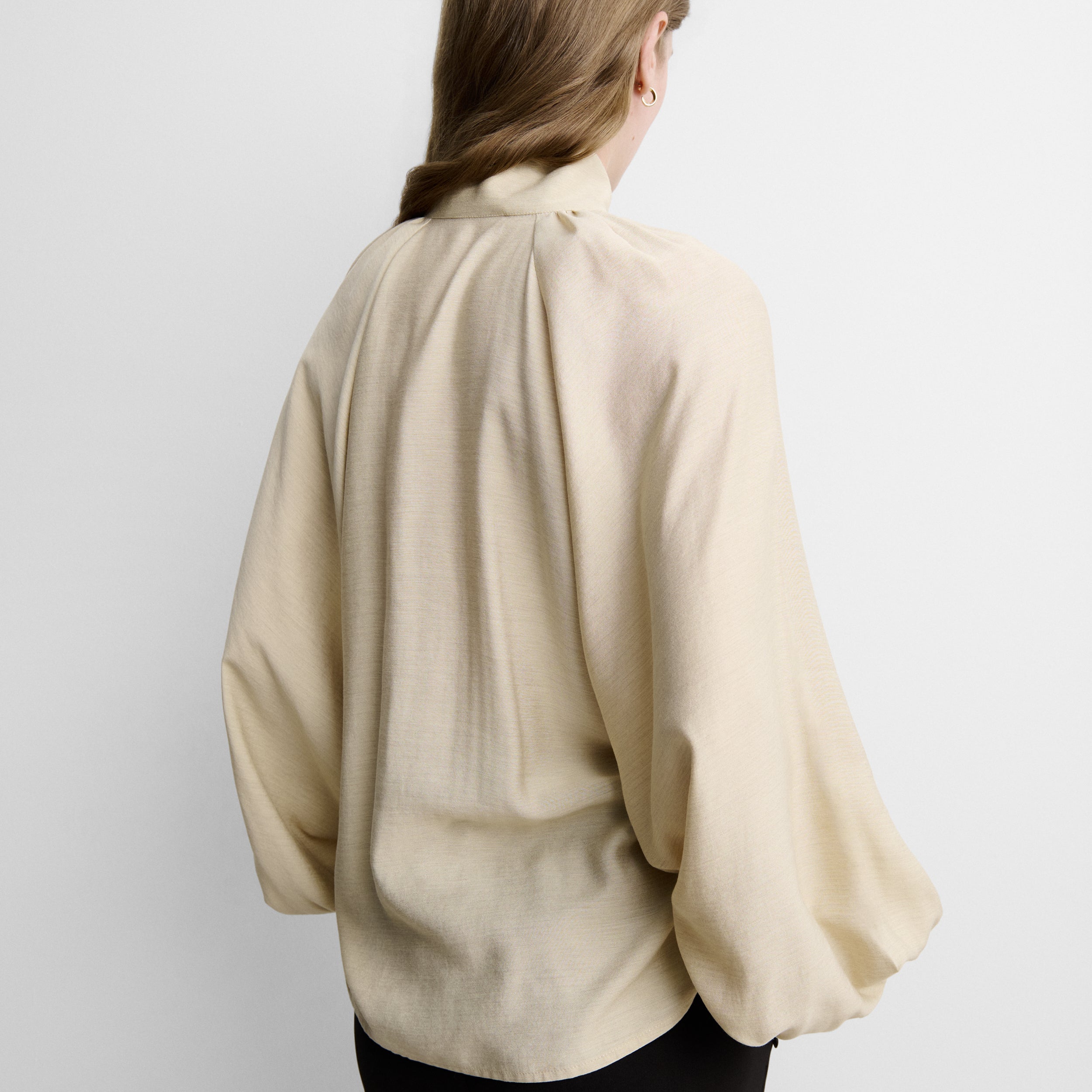 Blusa fluida cuello chimena
