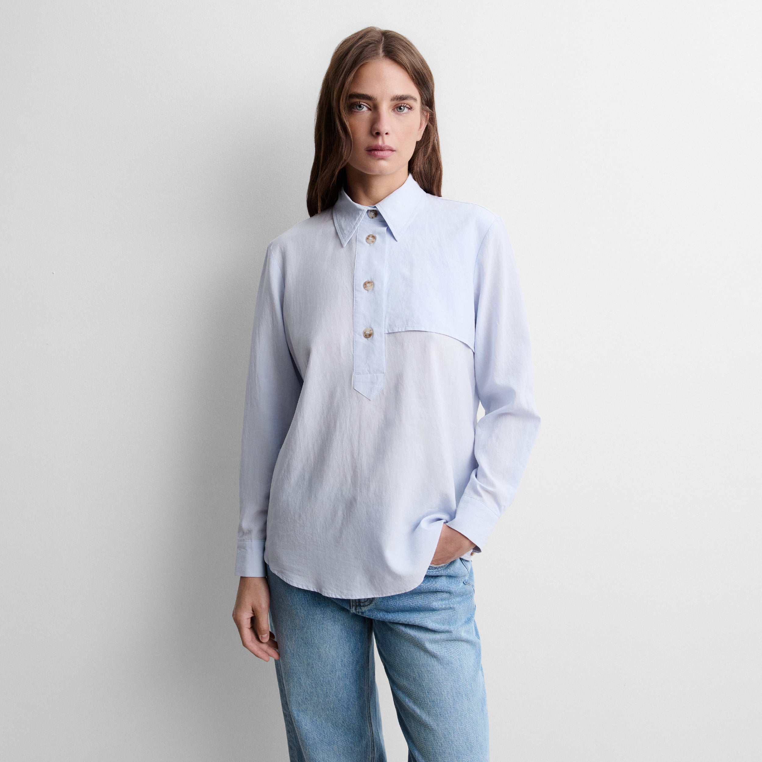 Fluid blouse with buttons