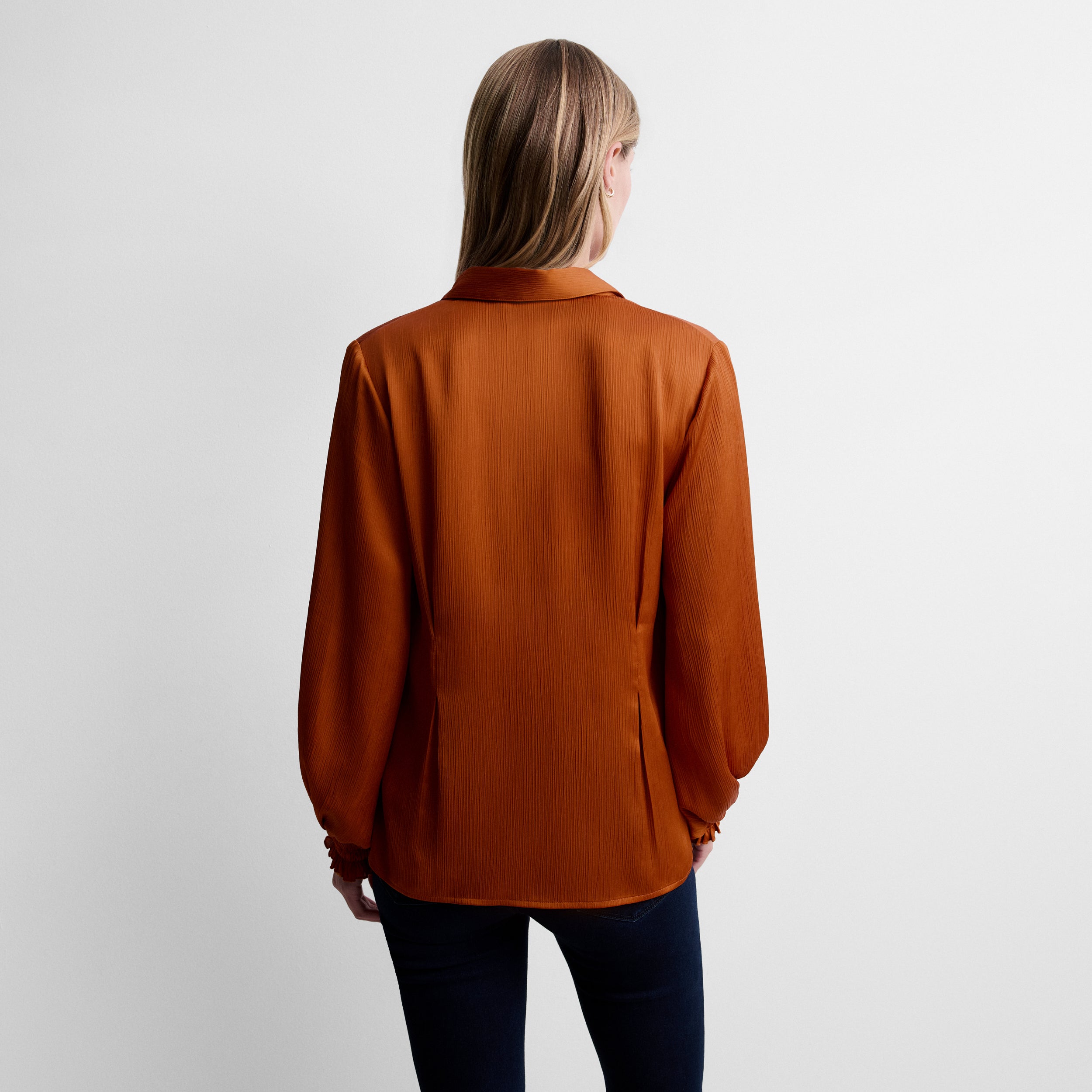 Fluid shirt with darts