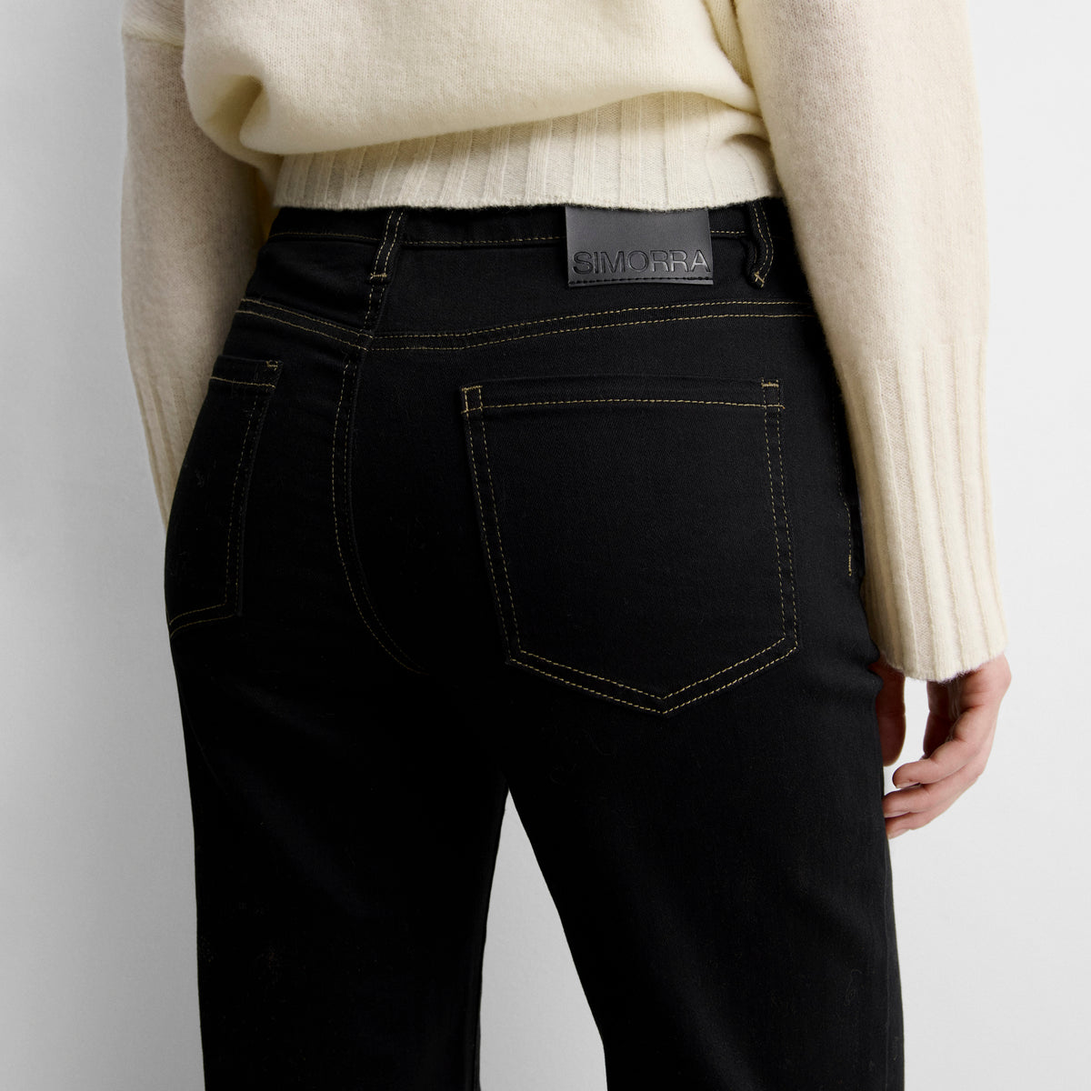 Pantalon en sergé à surpiqûres contrastées