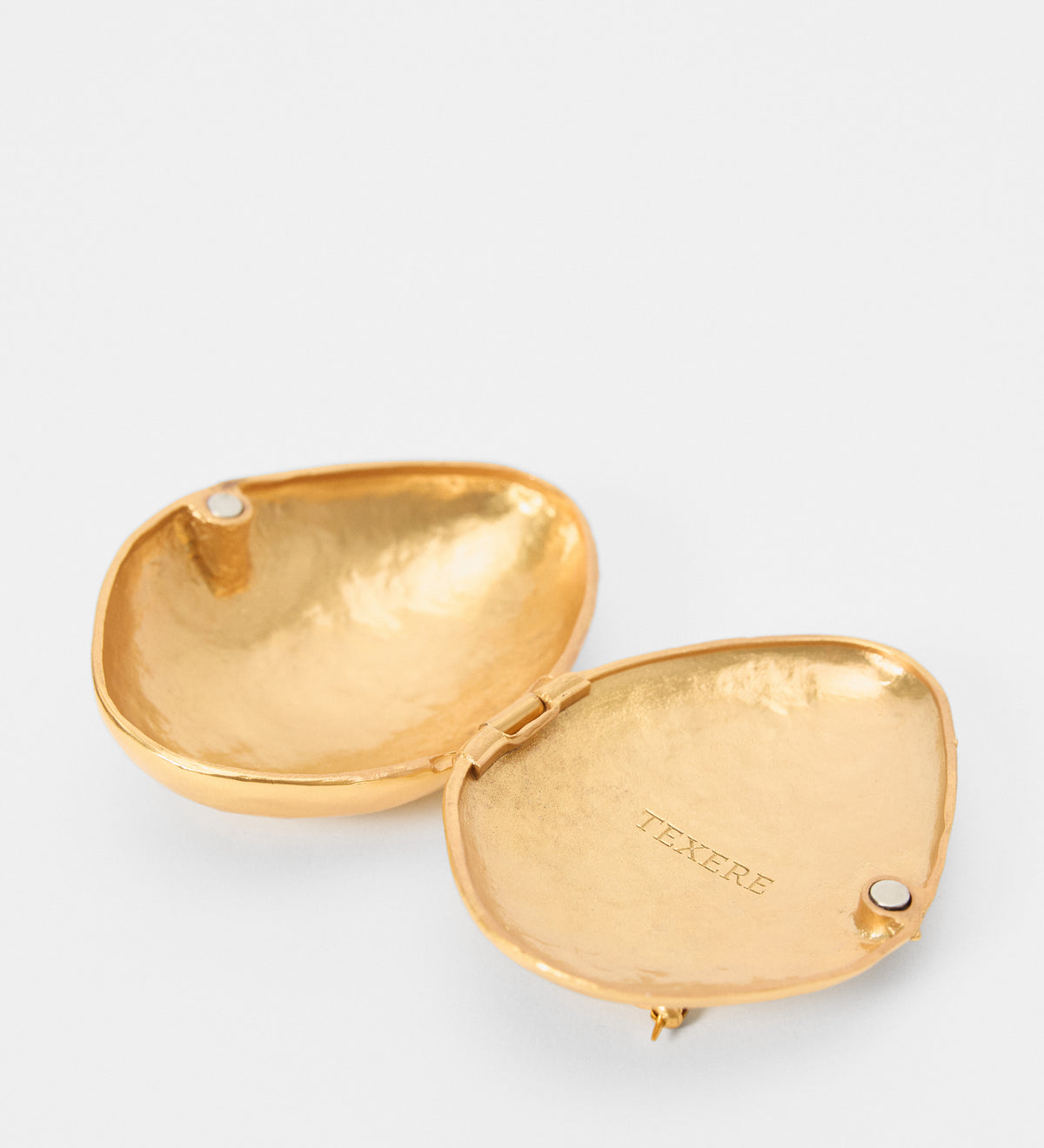 Broche reliquaire dorée