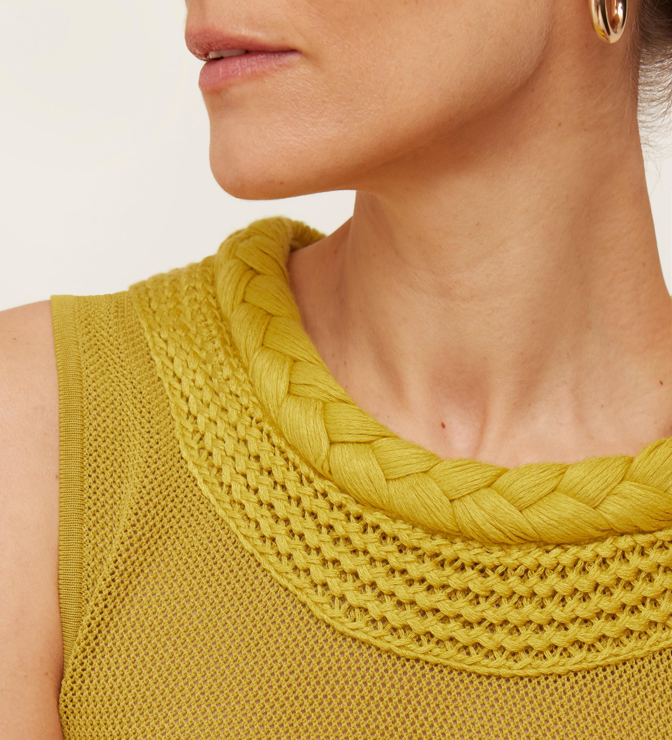 Top tricot escote trenza