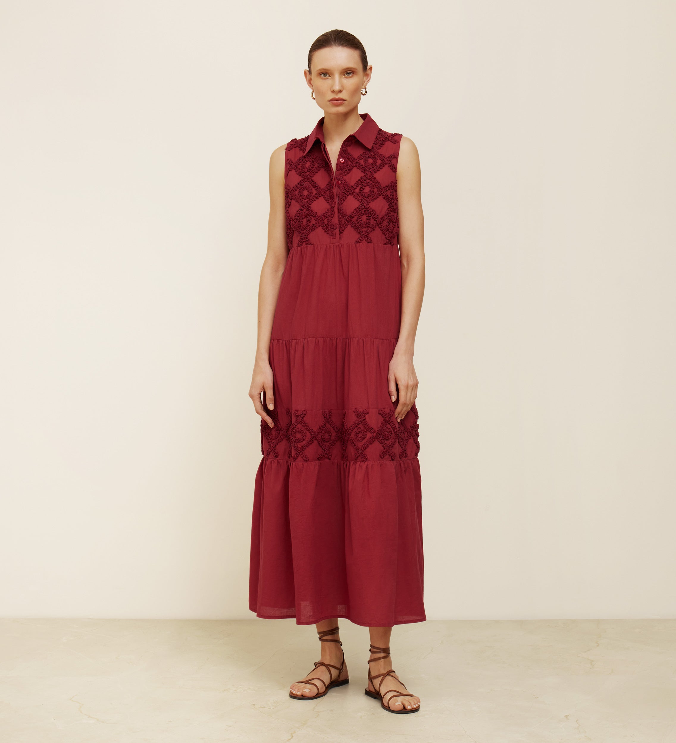 Vestido bordado pisos fruncidos