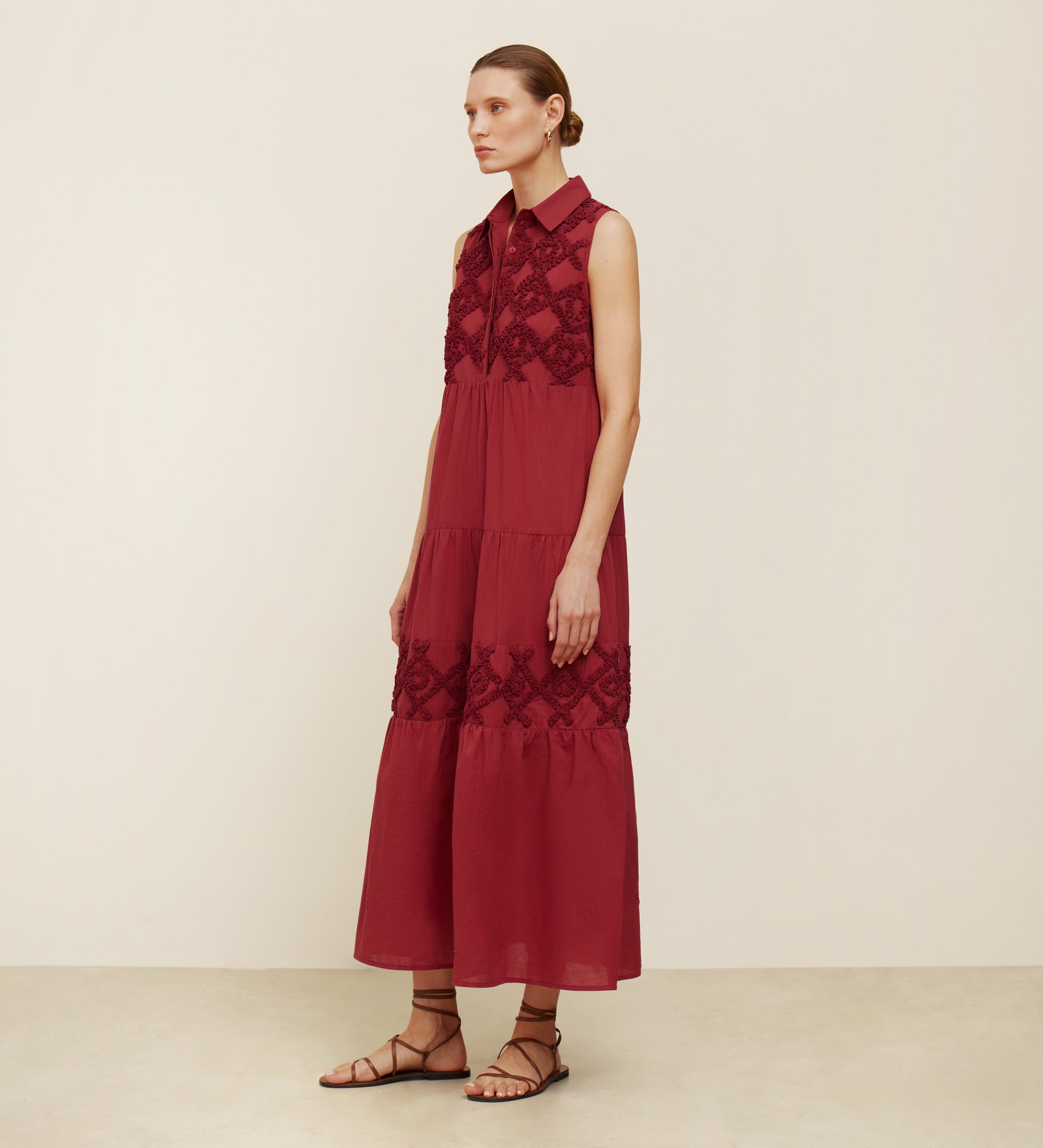 Vestido bordado pisos fruncidos