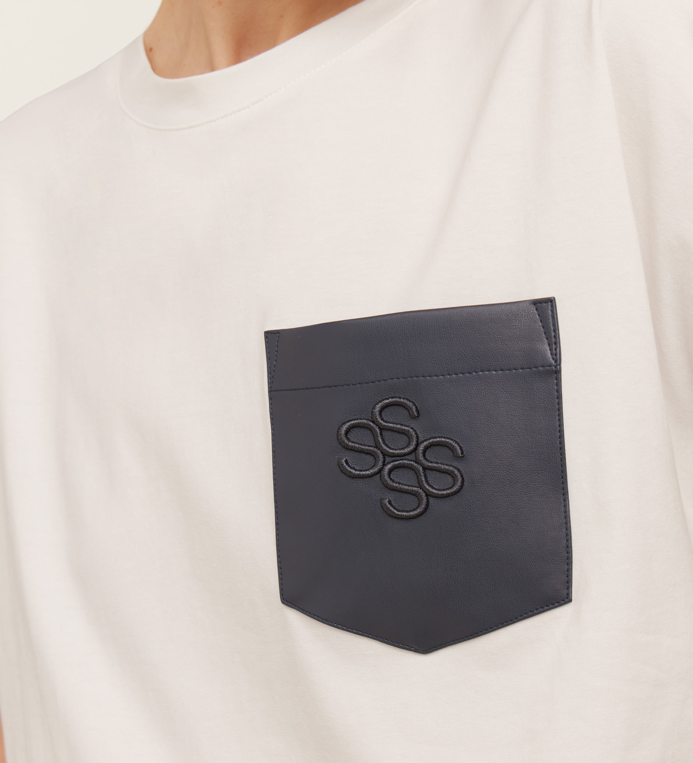 Camiseta bolsillo piel