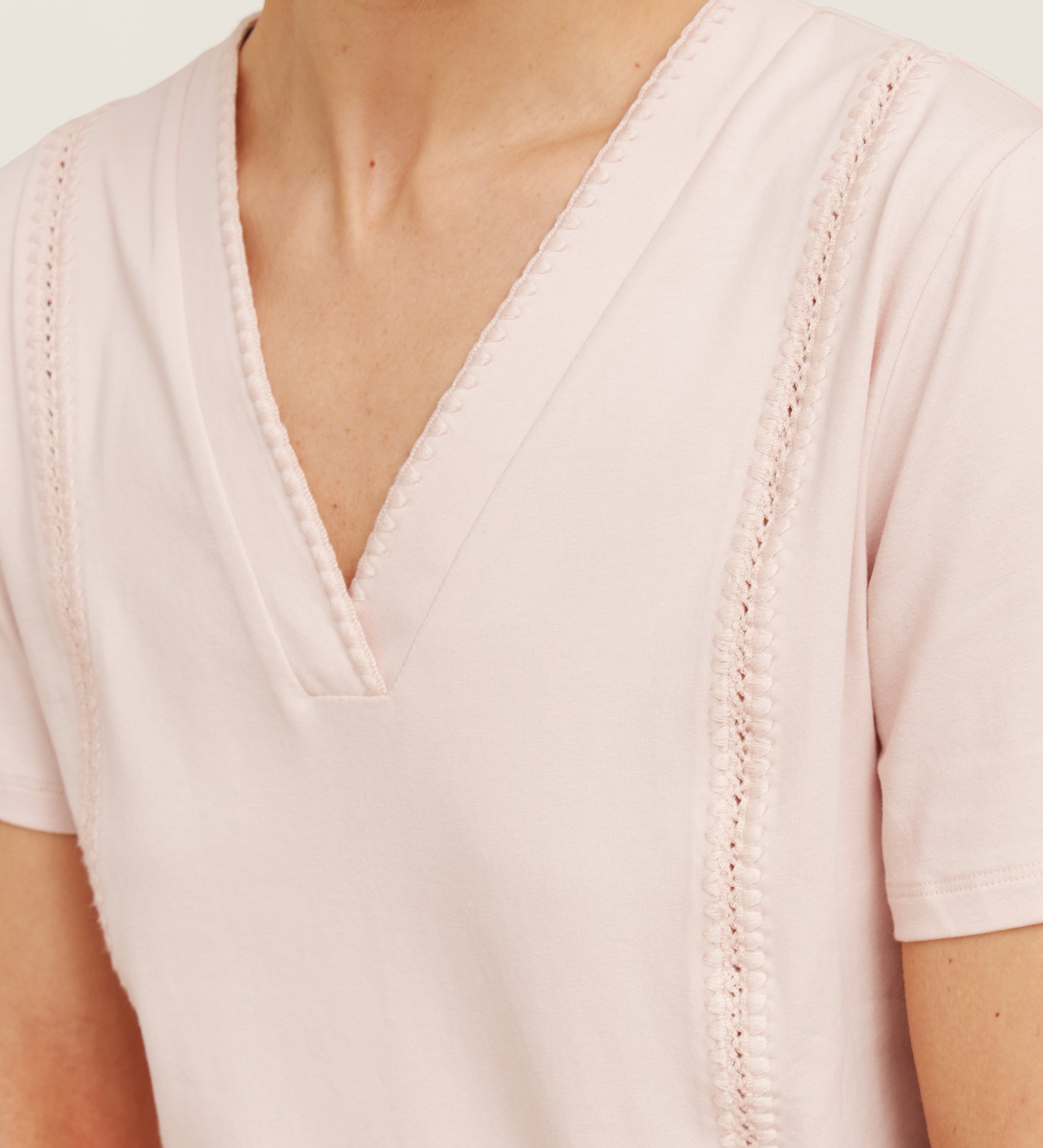 T-shirt col V brodé