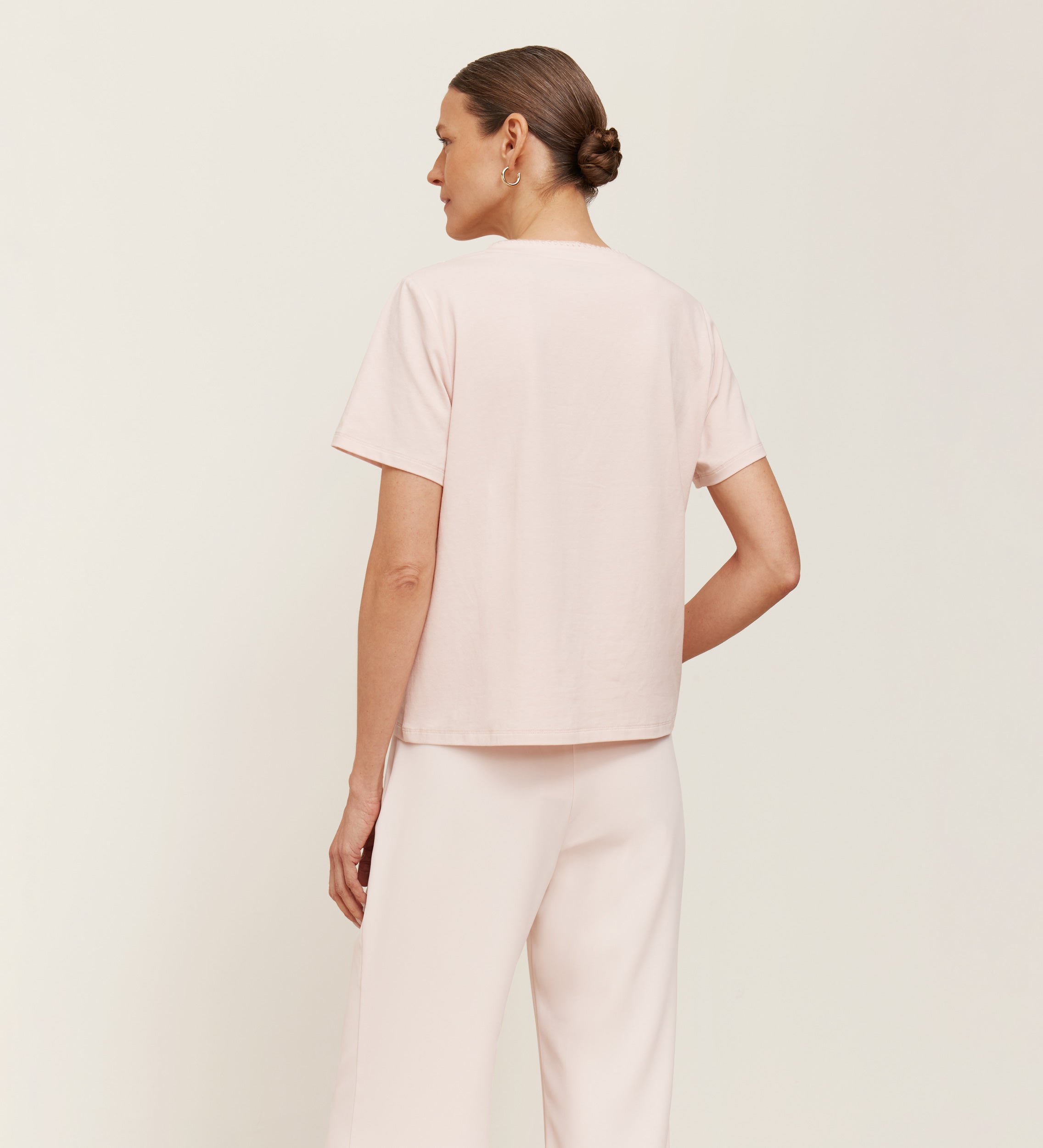 T-shirt col V brodé