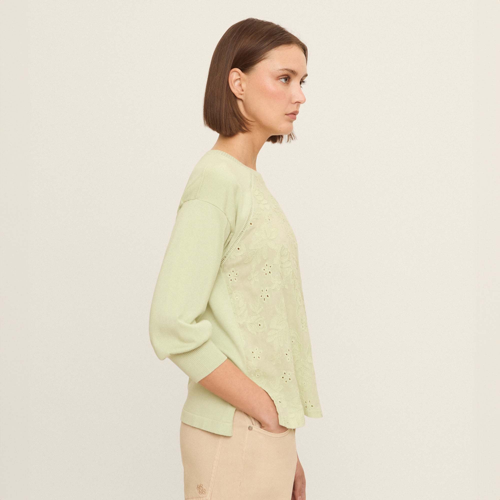 Pull devant en coton brodé