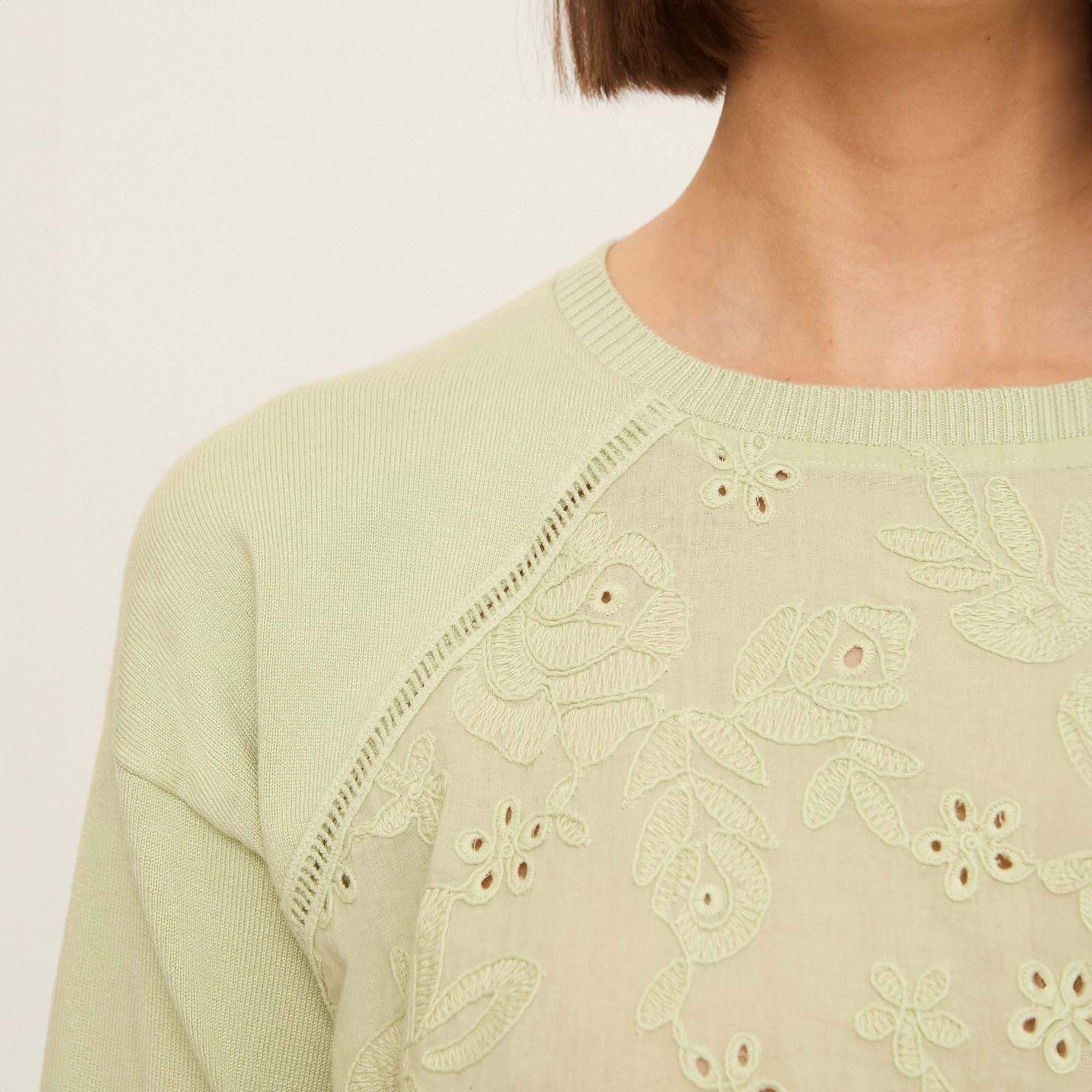 Pull devant en coton brodé
