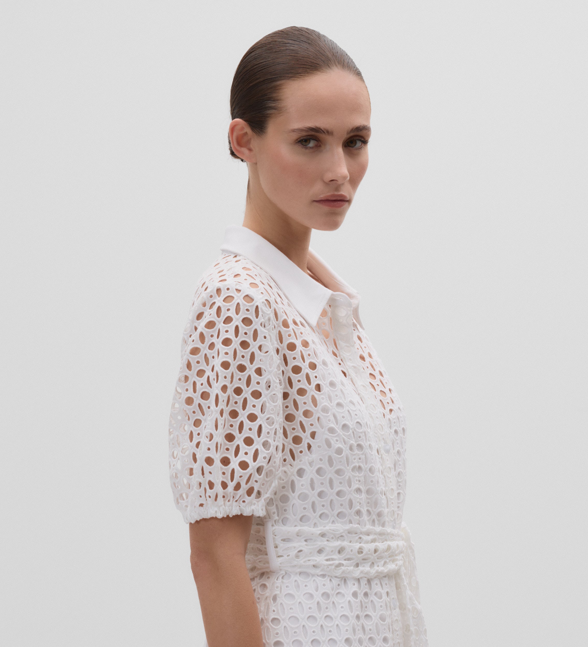 Robe en coton brodé