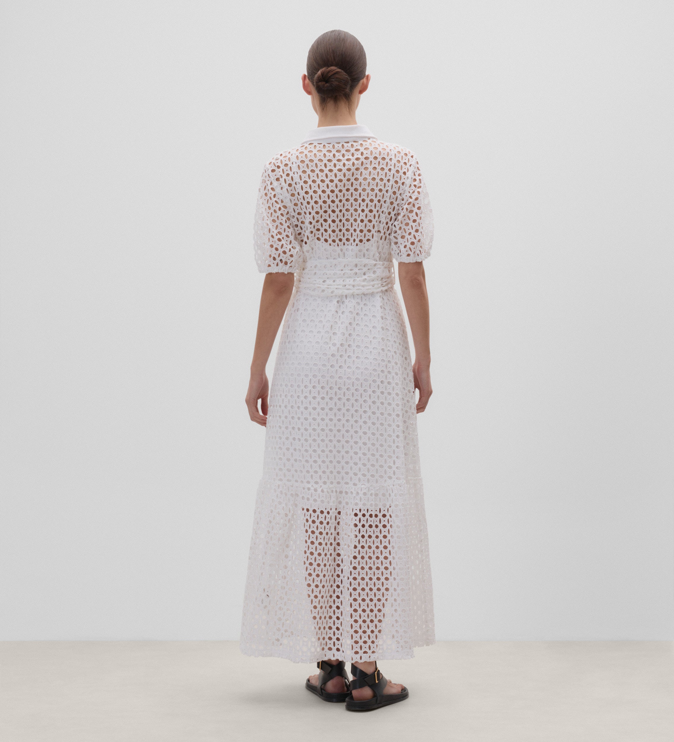 Robe en coton brodé