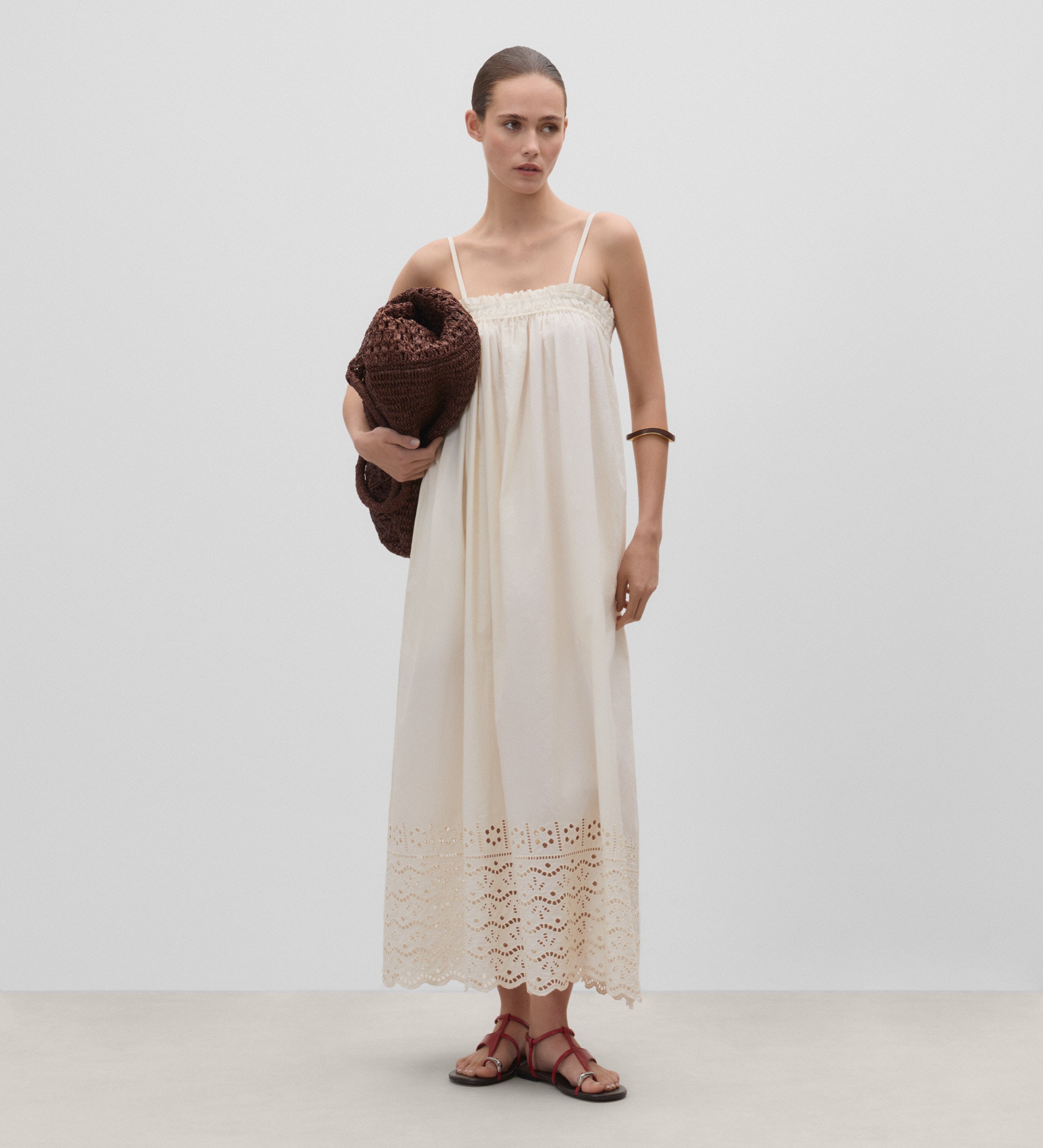 Vestido tirantes bajo bordado