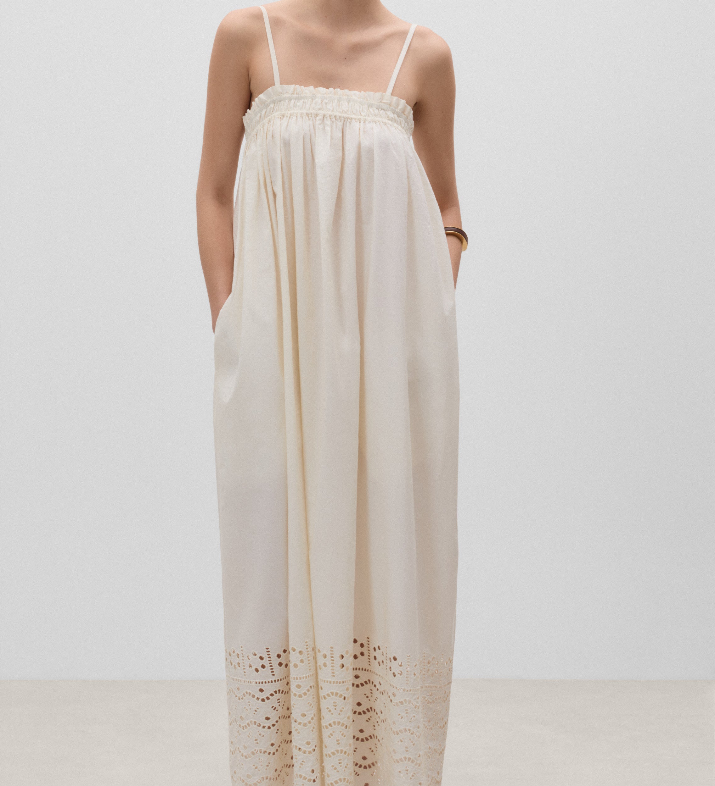 Vestido tirantes bajo bordado