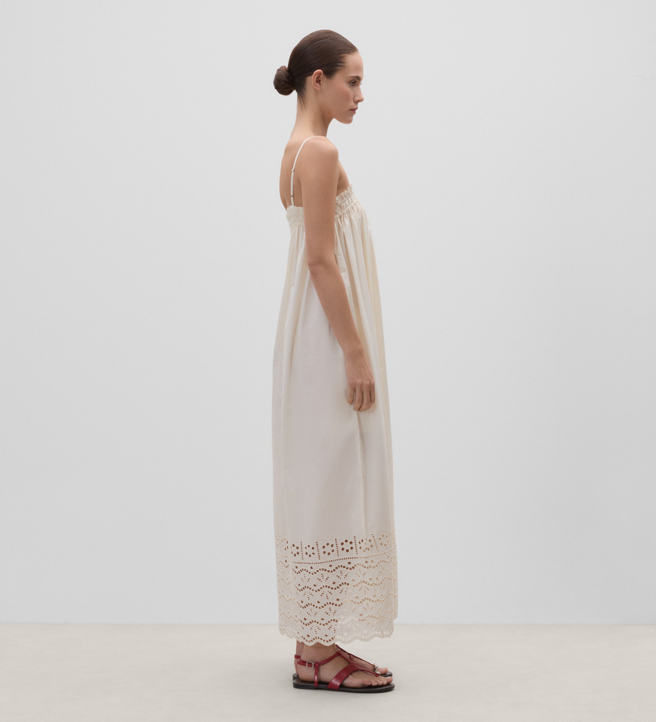 Vestido tirantes bajo bordado