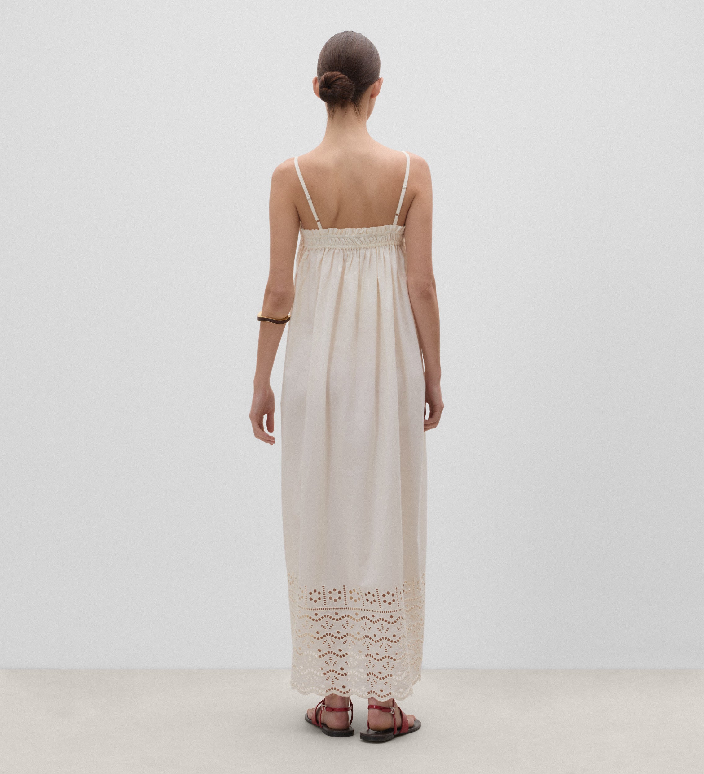 Vestido tirantes bajo bordado