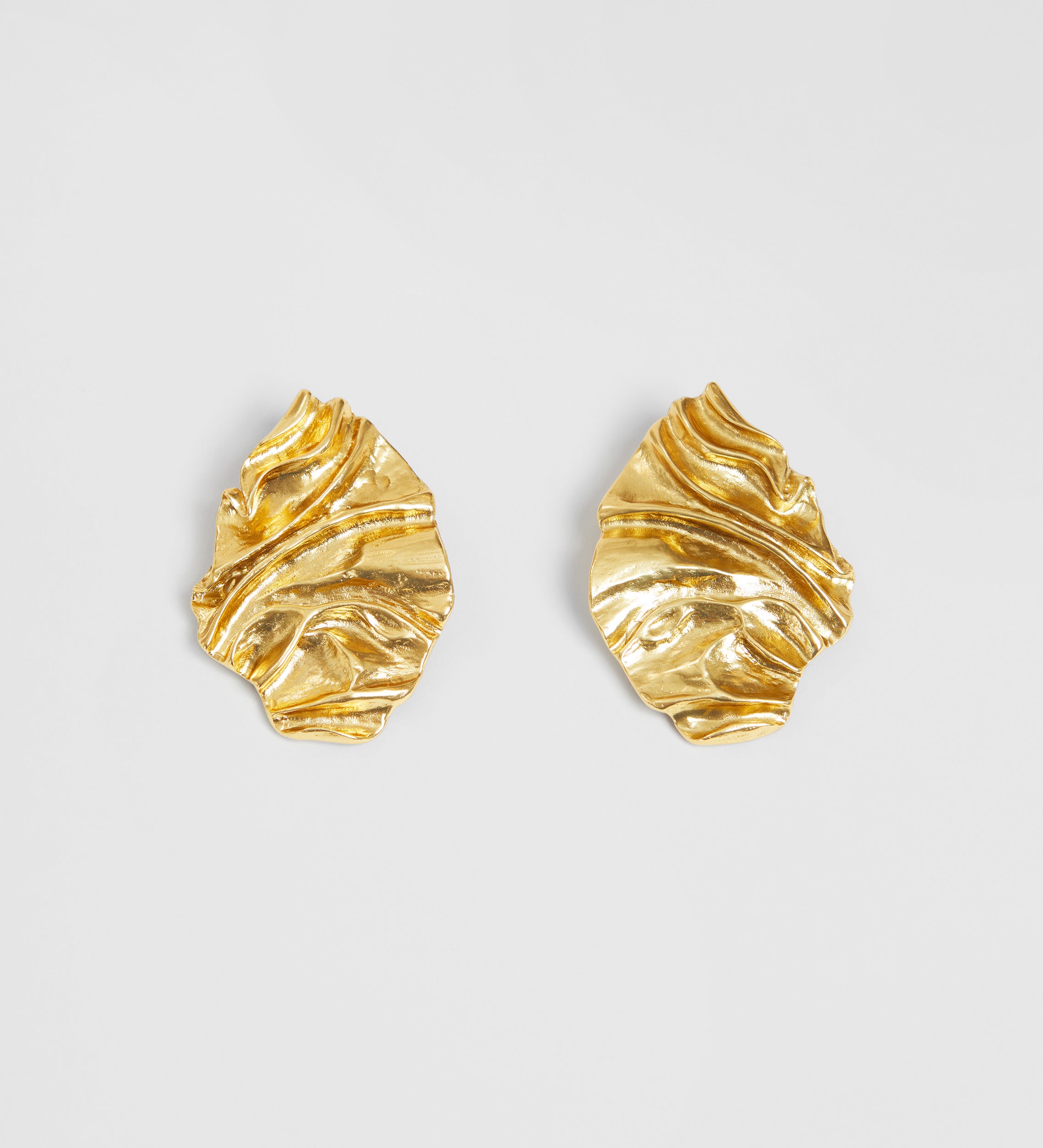 Three-dimensional oval earrings