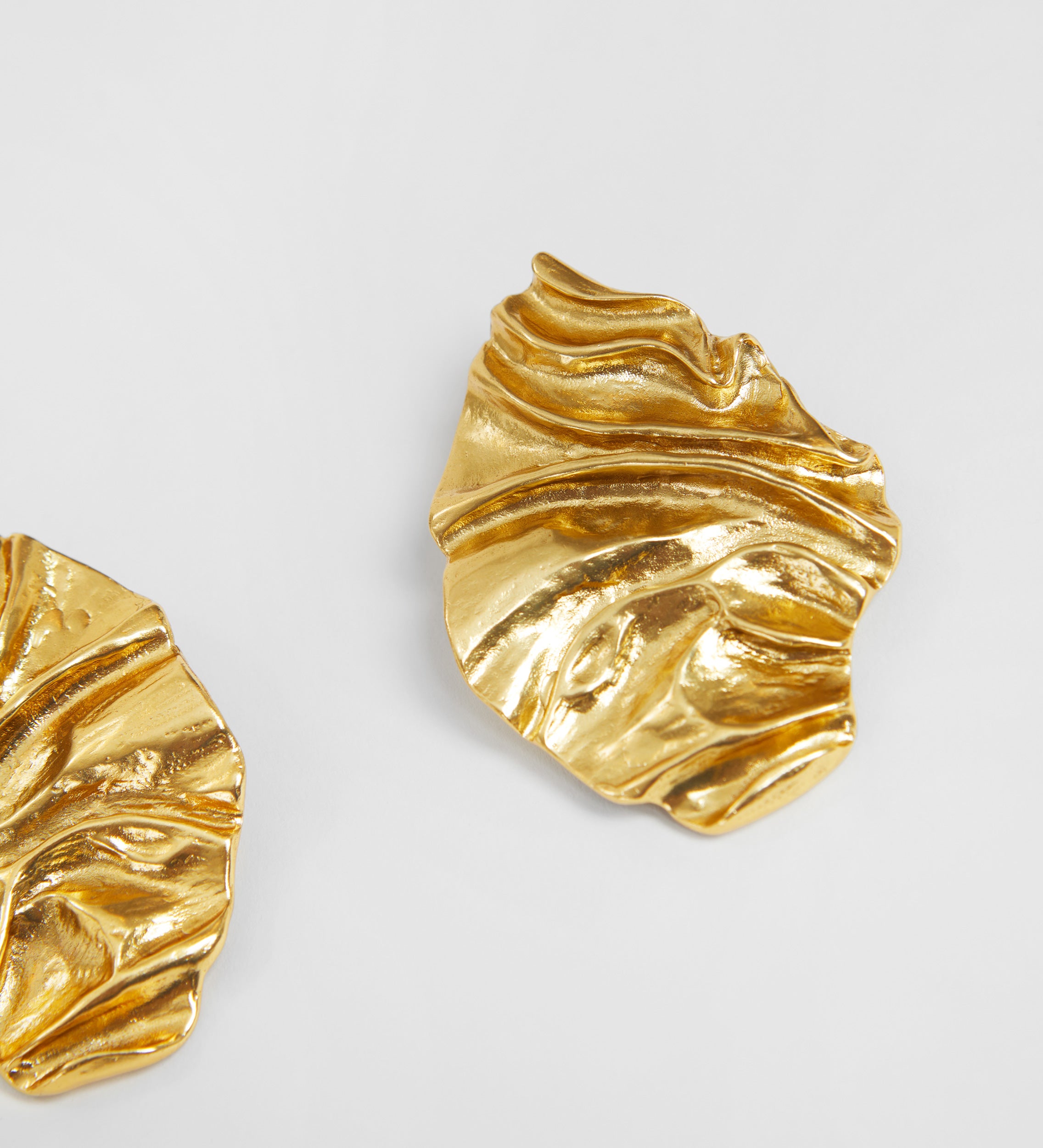 Three-dimensional oval earrings