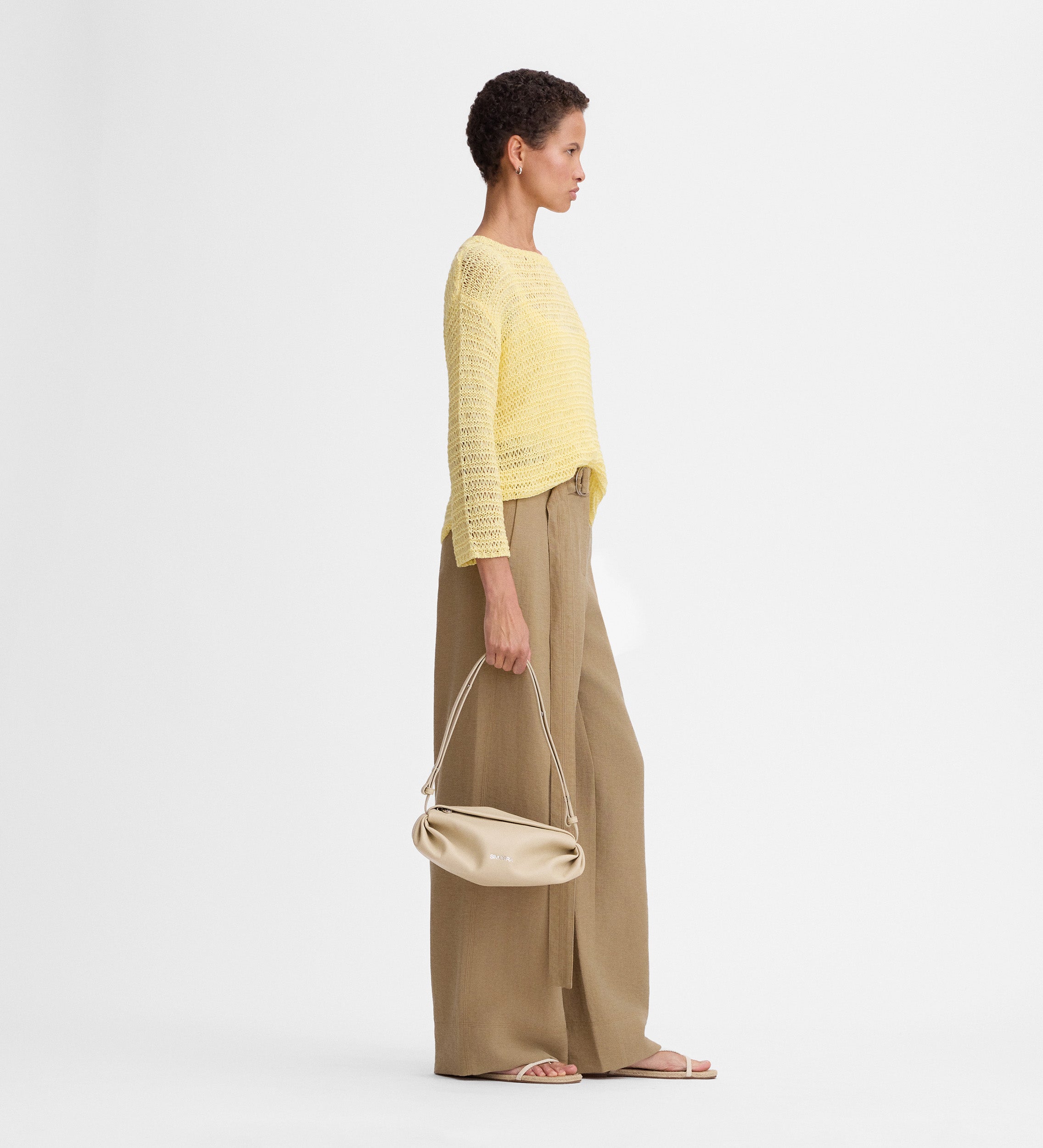 Loose-fitting knitted sweater