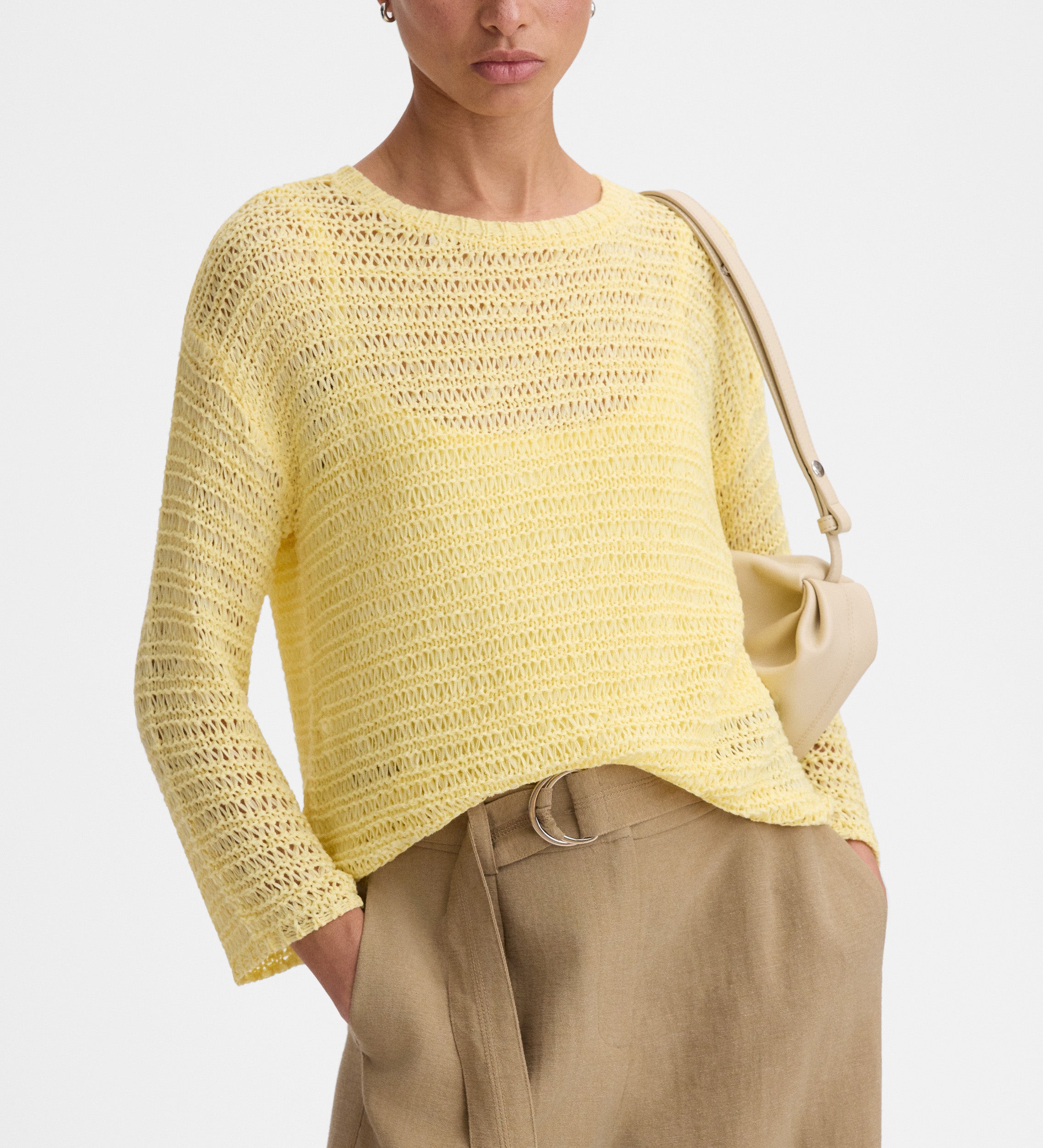 Loose-fitting knitted sweater