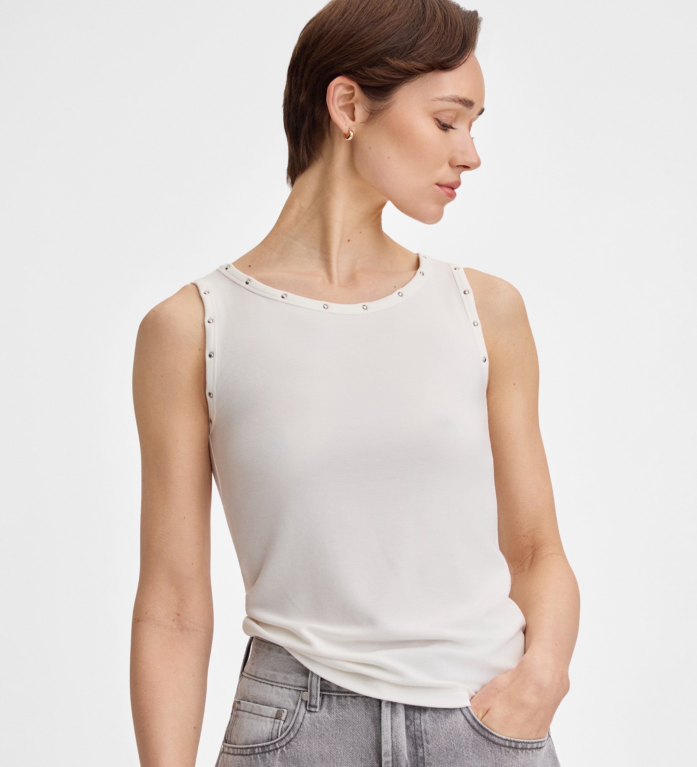 Sleeveless t-shirt with rivets
