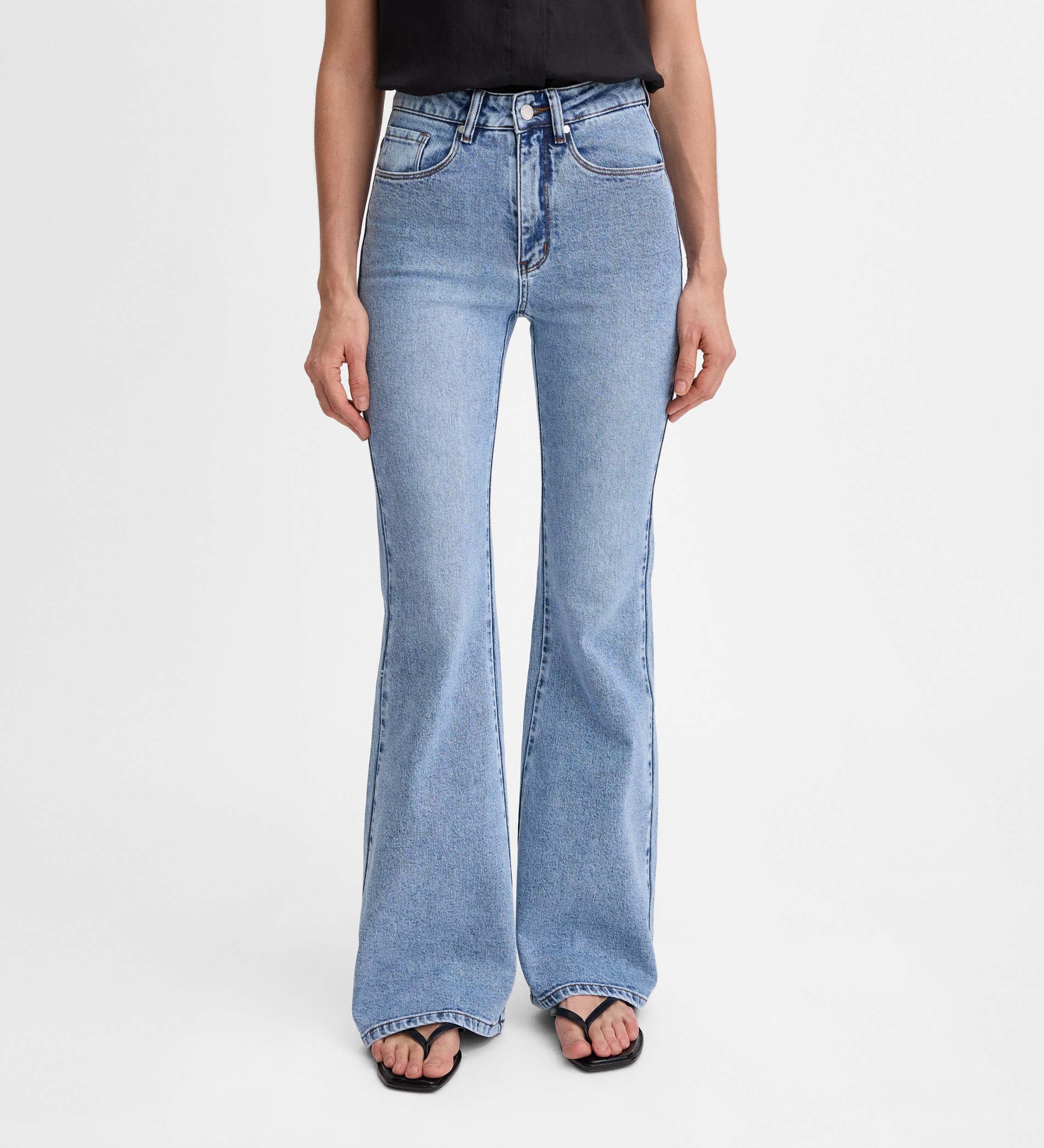 Pantalón vaquero acampanado