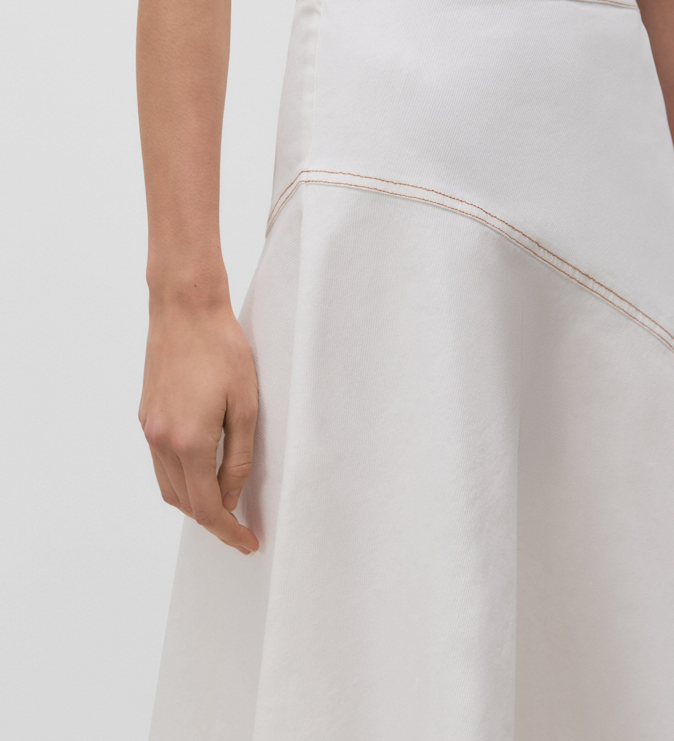 Jupe asymétrique avec surpiqûres contrastées