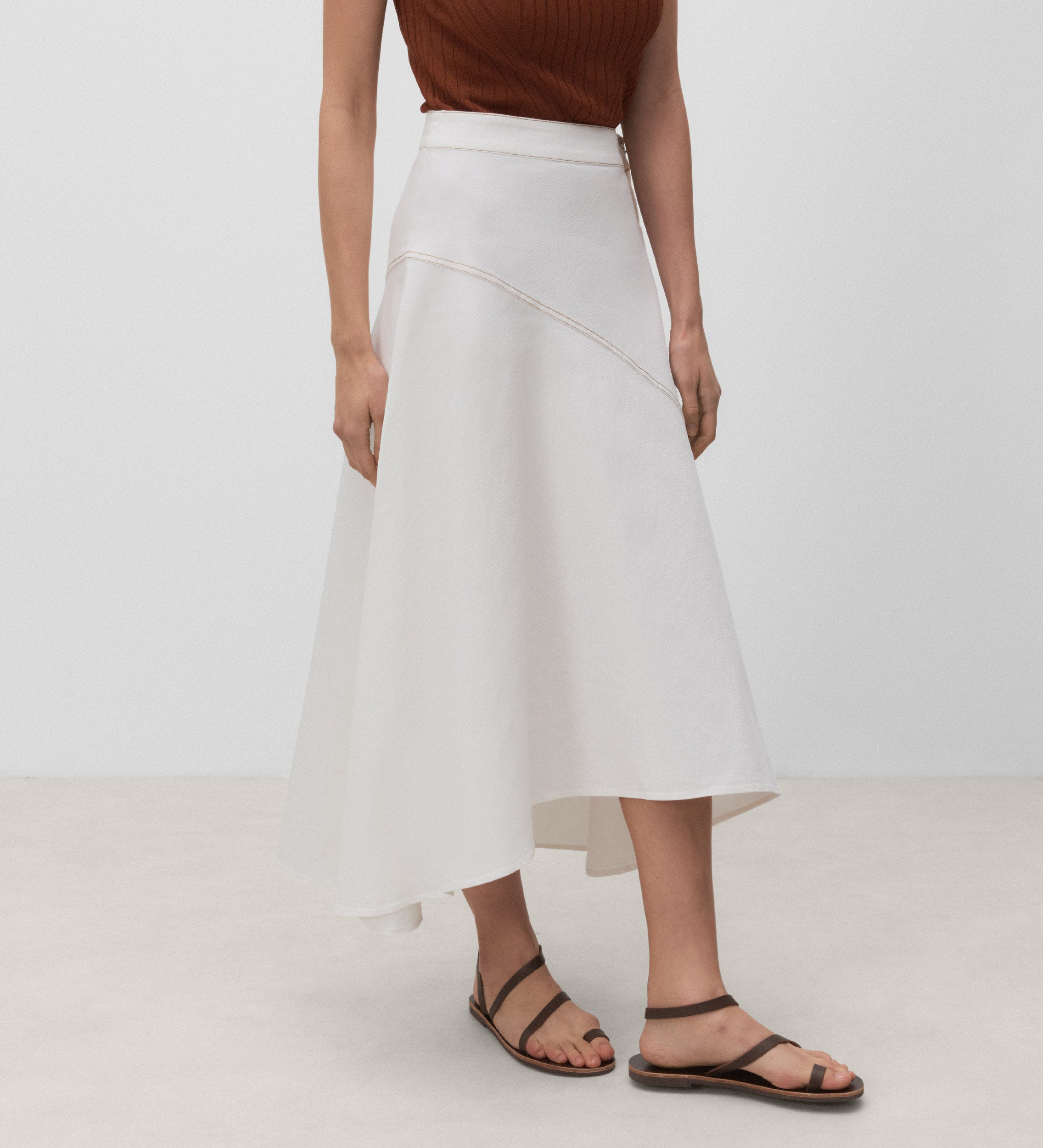 Jupe asymétrique avec surpiqûres contrastées