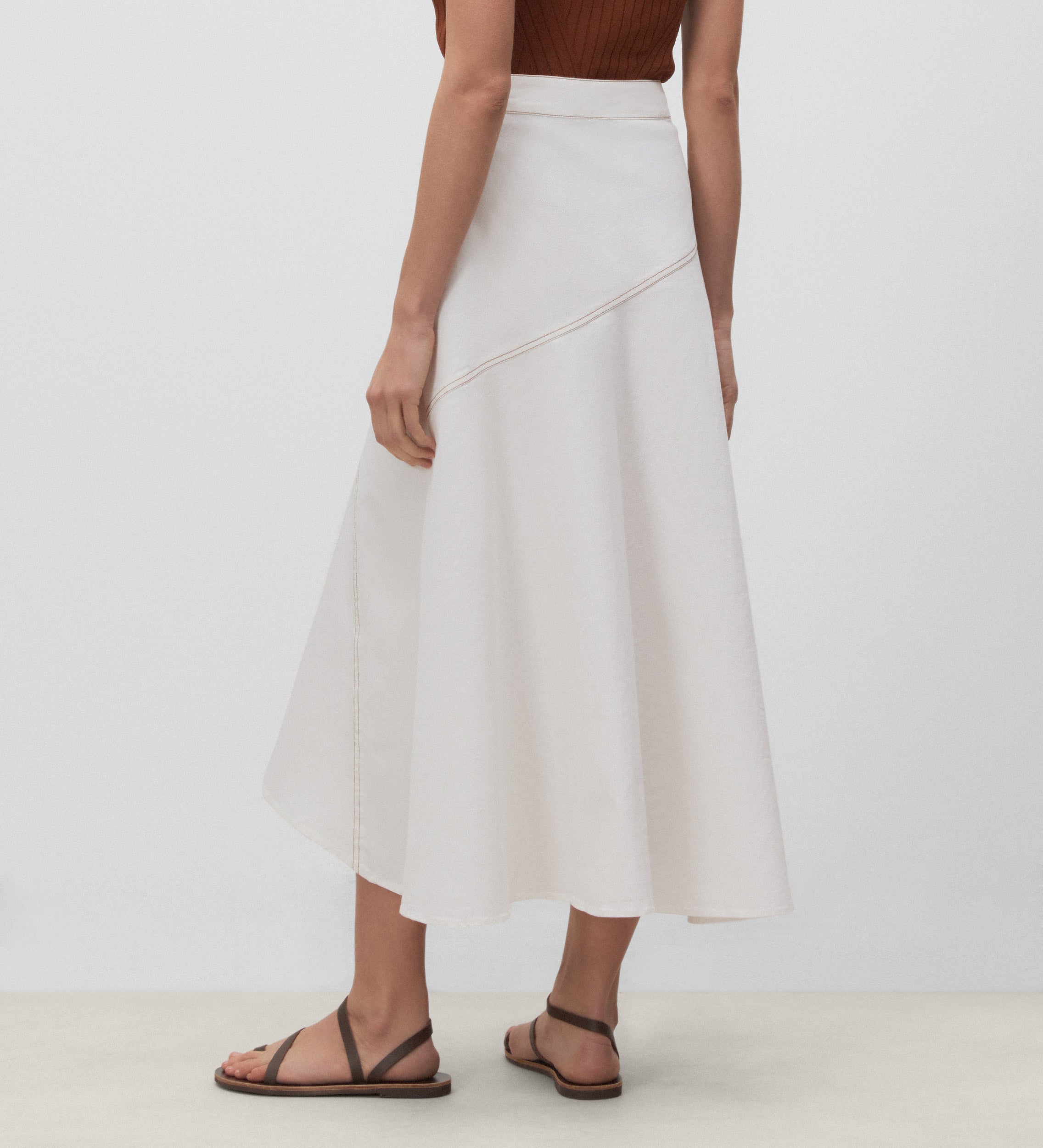 Jupe asymétrique avec surpiqûres contrastées