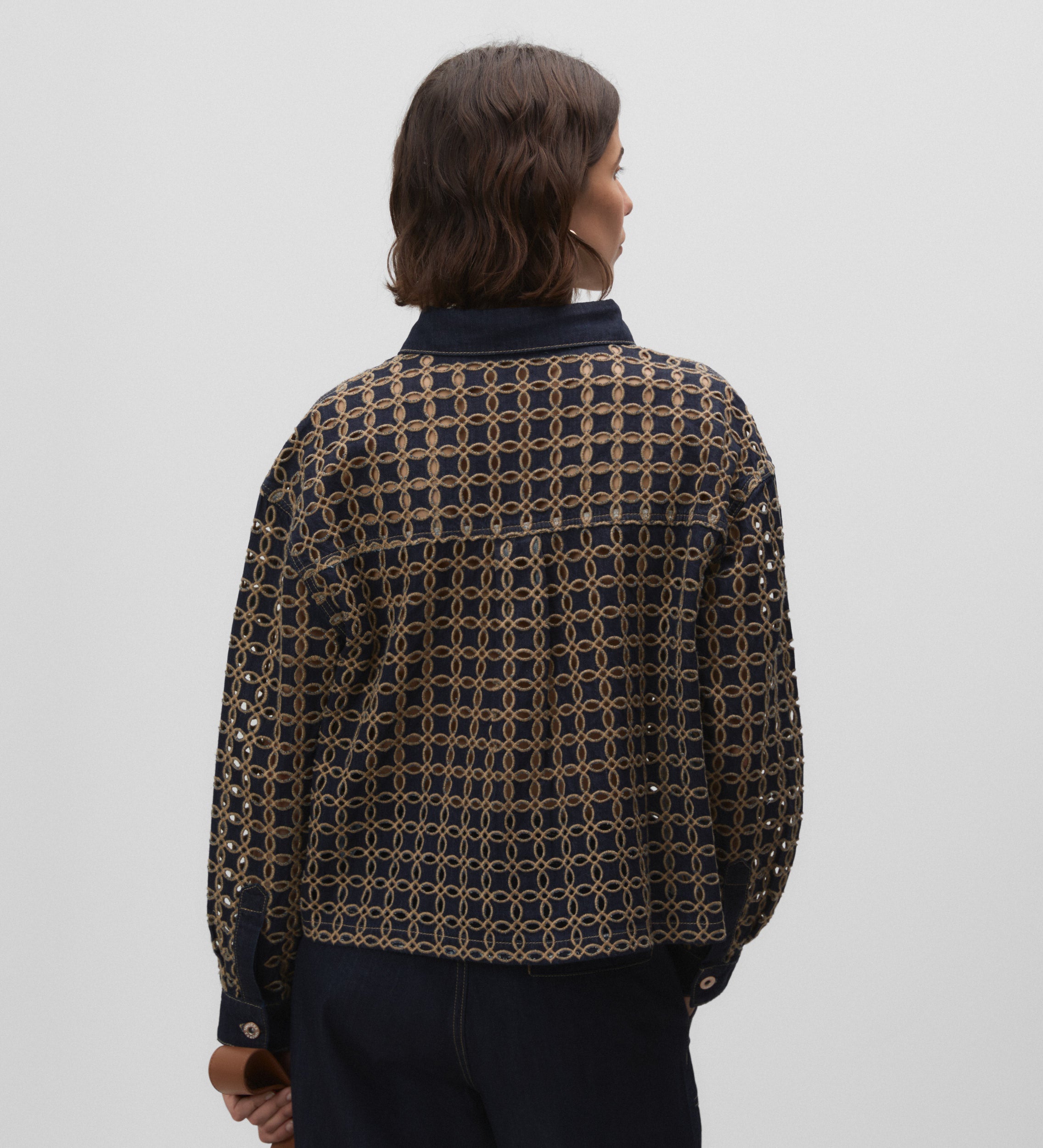Veste contrastée avec broderie anglaise