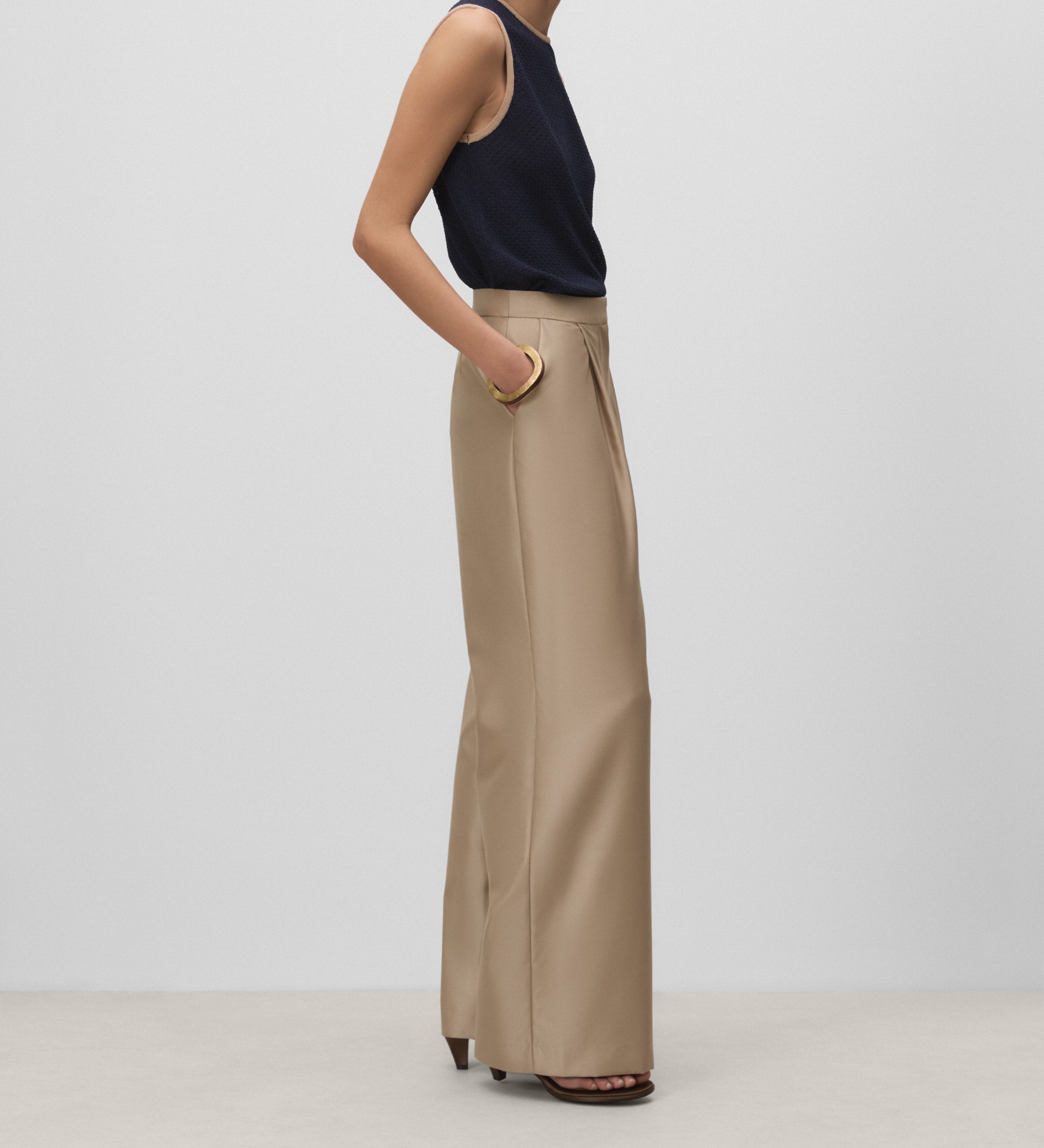 Wide pleated trousers