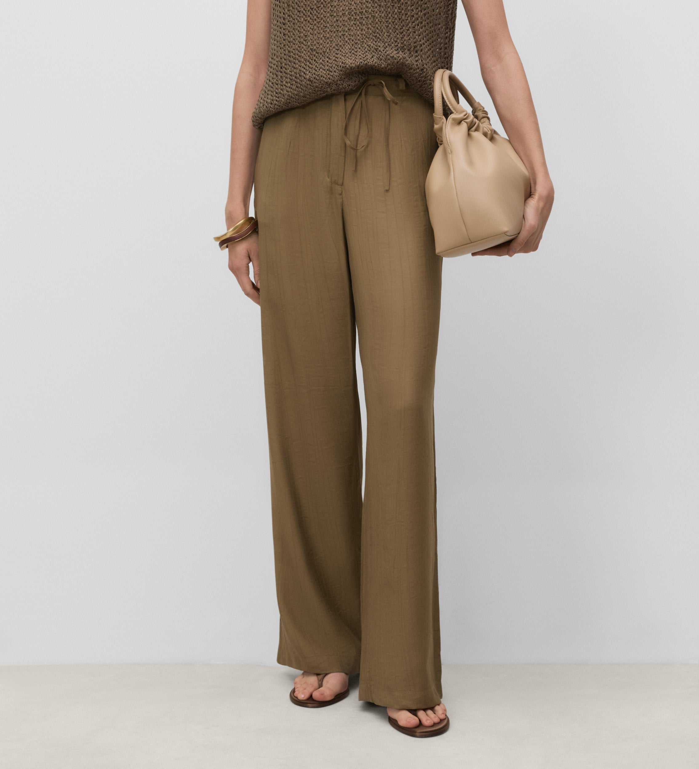 Flowing trousers with belt