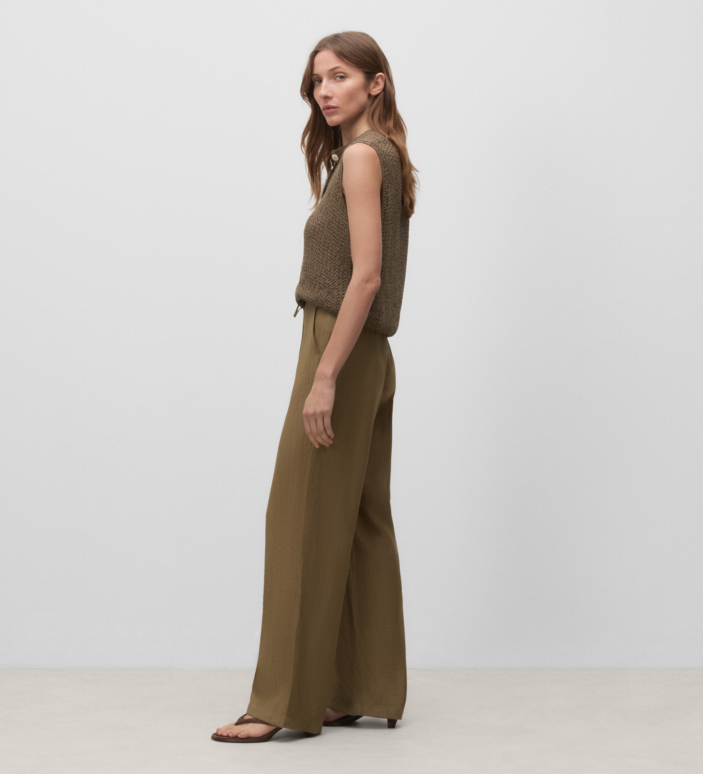 Flowing trousers with belt