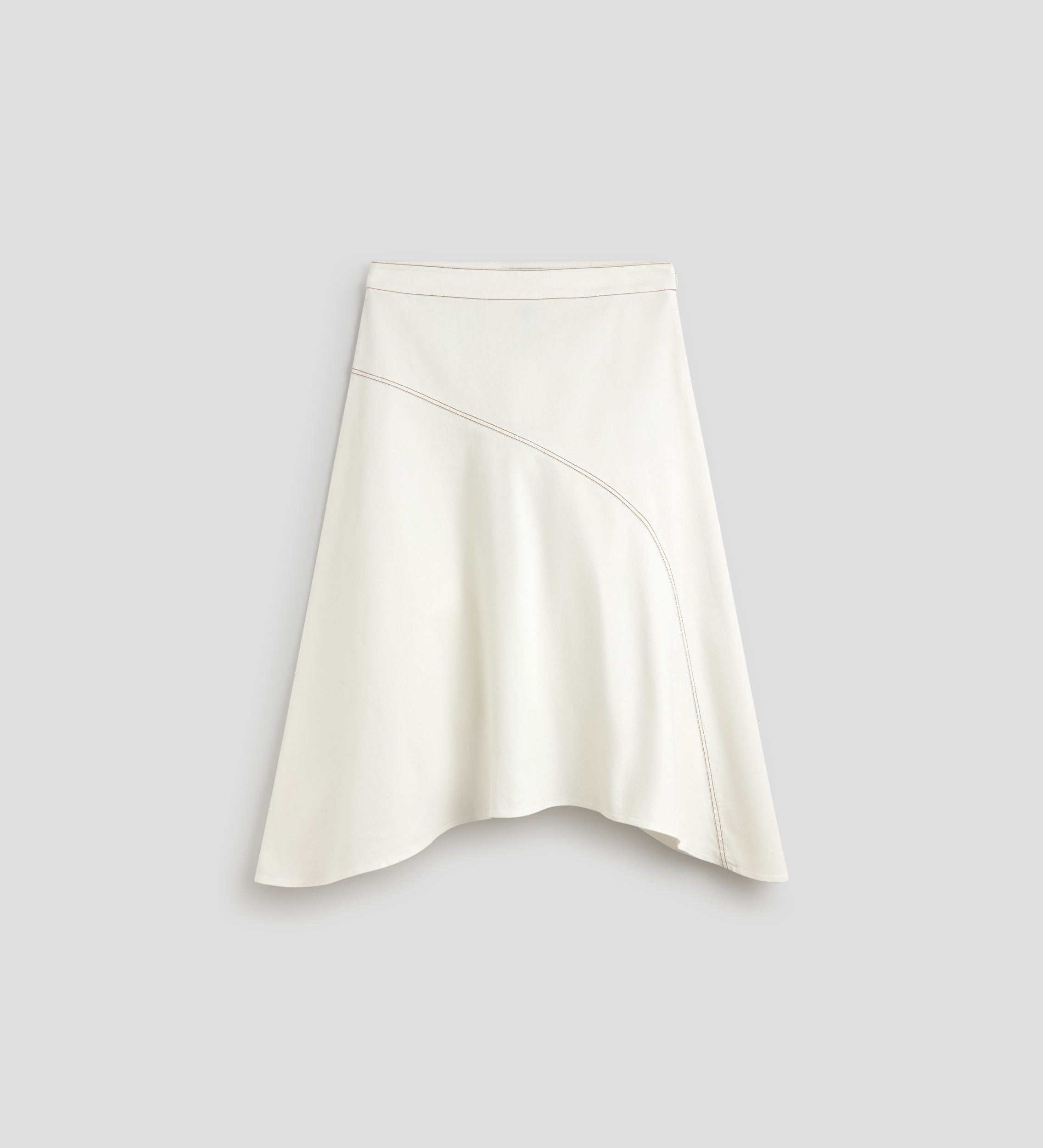 Jupe asymétrique avec surpiqûres contrastées