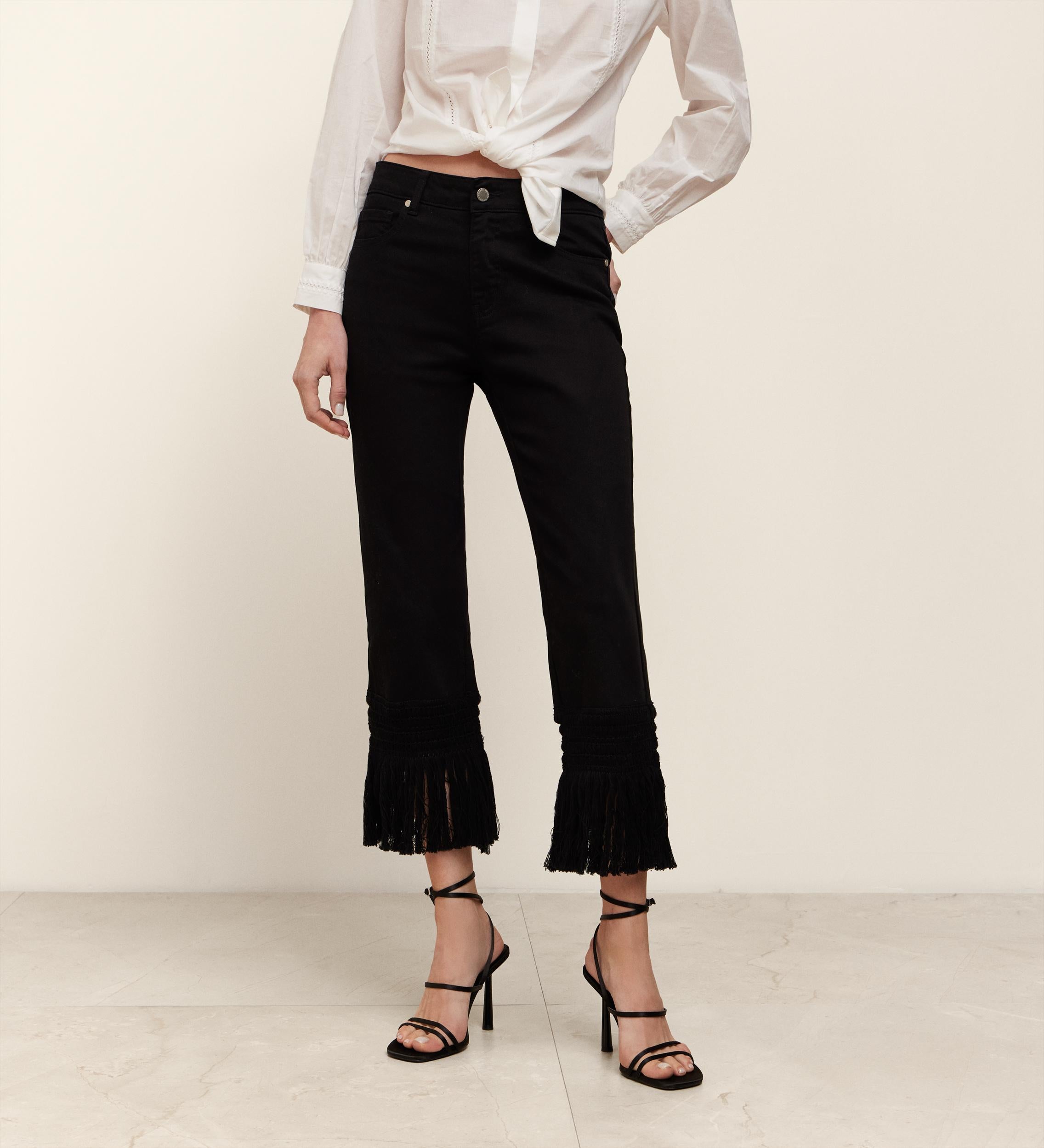 Pantalón bajo flecos