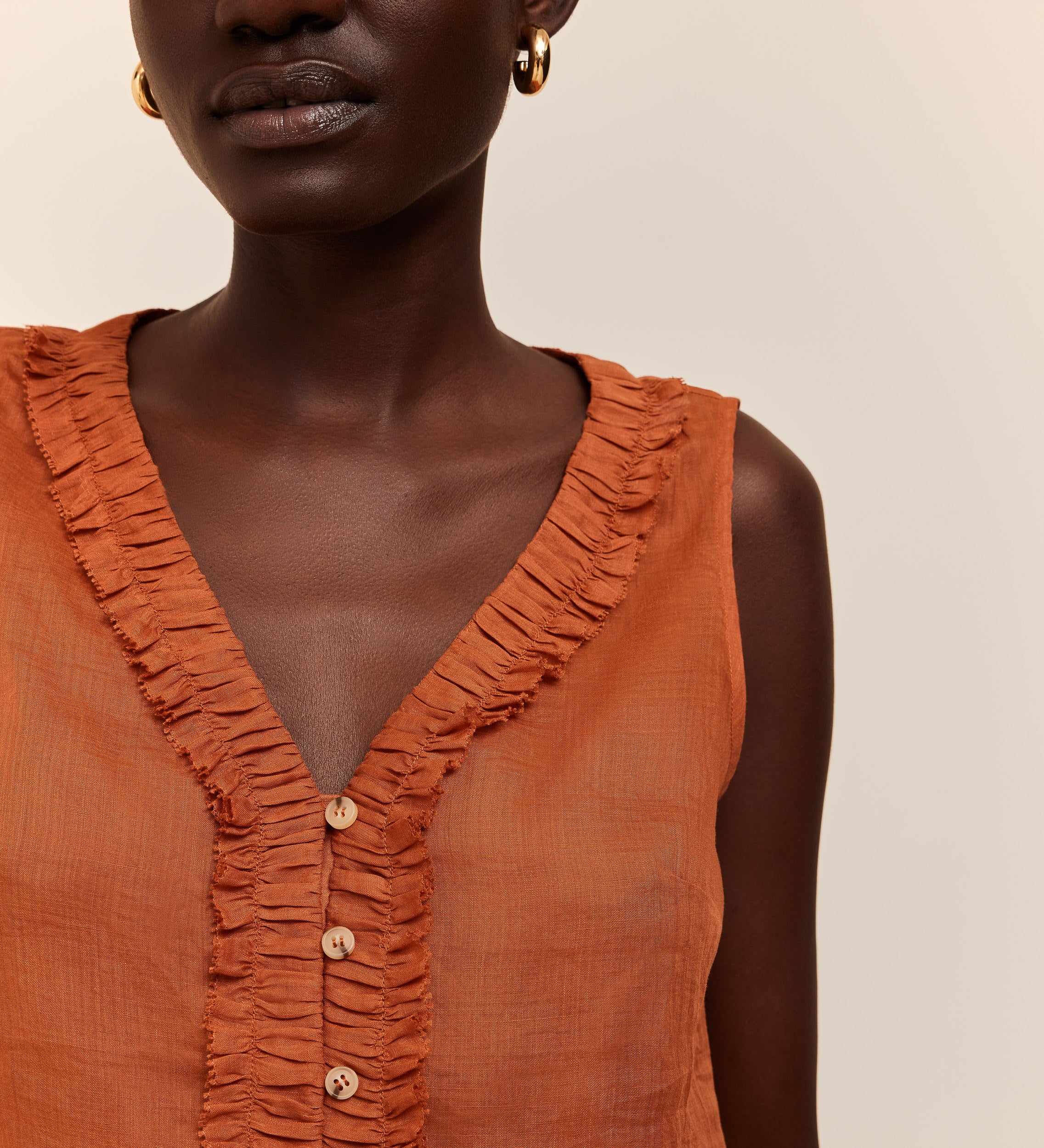 Blouse sans manches froncée