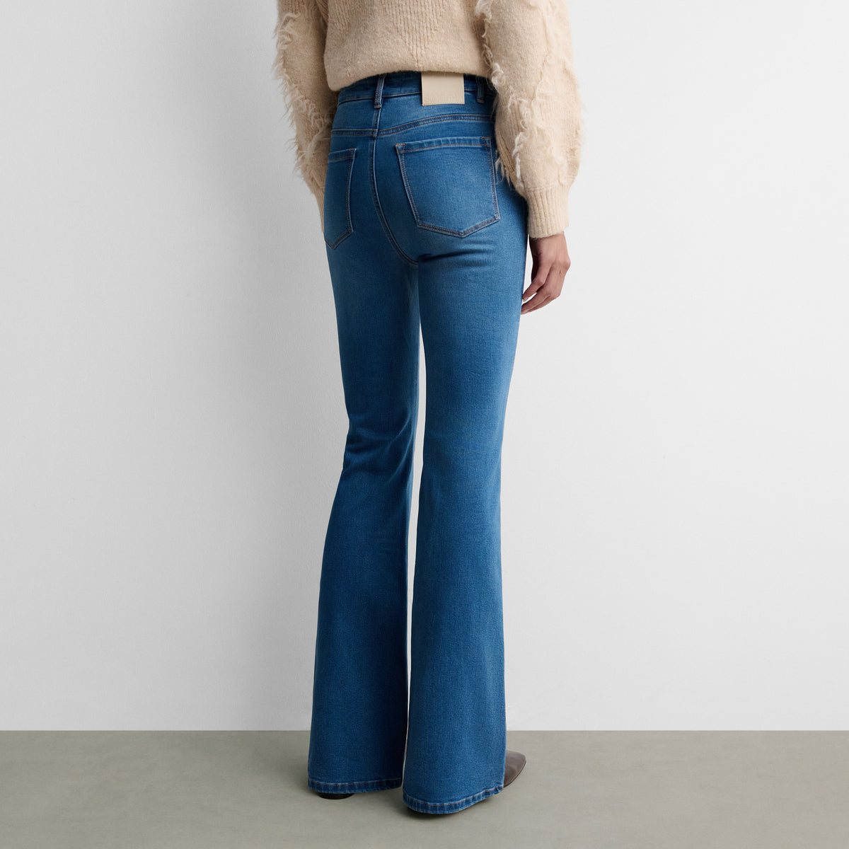 Pantalón vaquero acampanado