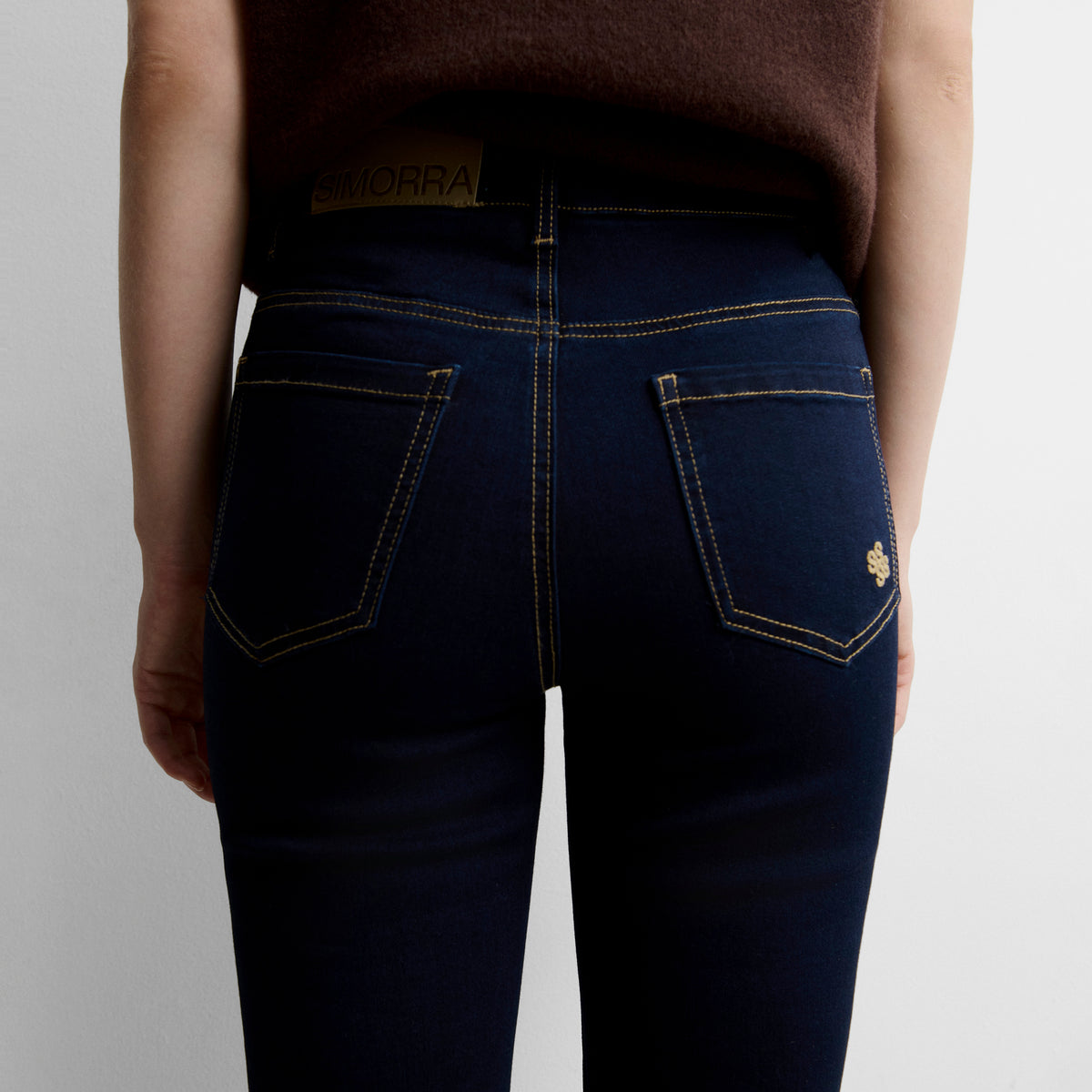 Pantalón vaquero bolsillos parche