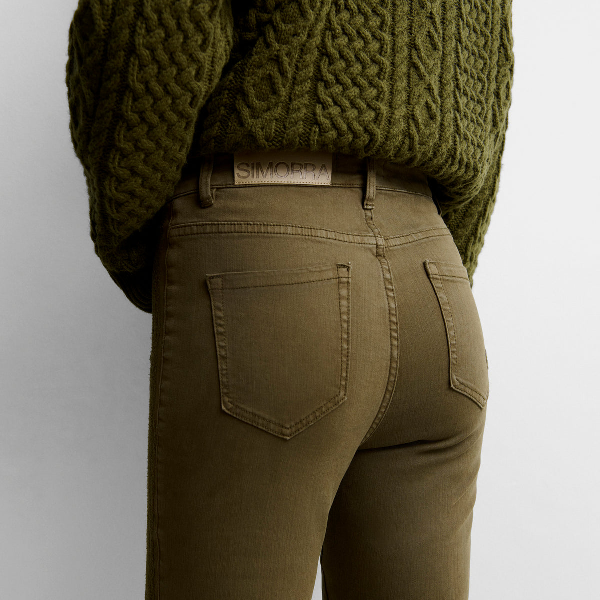 Pantalón slim bordado lateral